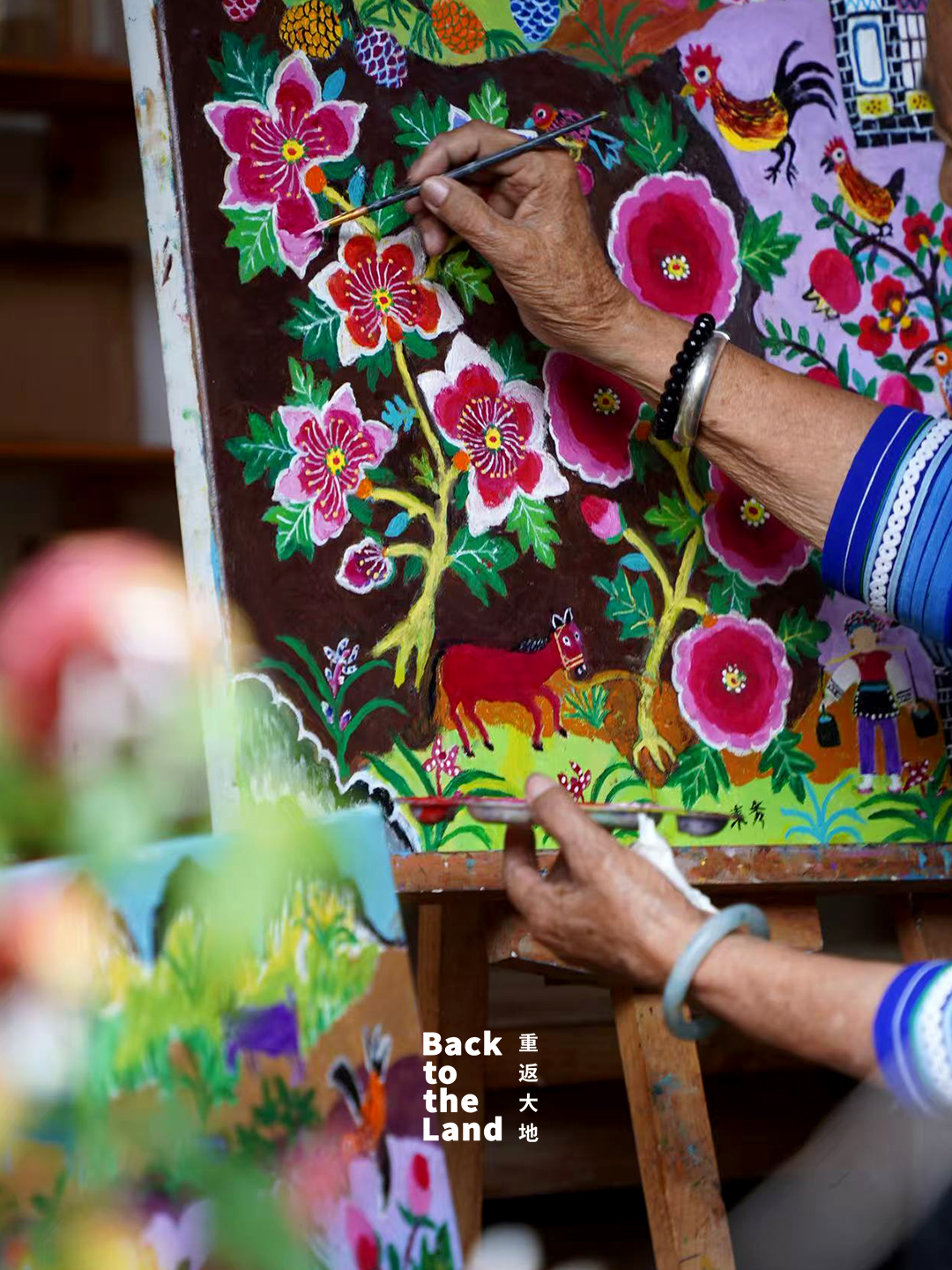 An elderly Bai ethnic woman uses pigments from local soils and embroidery-inspired brushstrokes to create paintings in Dali, southwest China's Yunnan Province. /CGTN