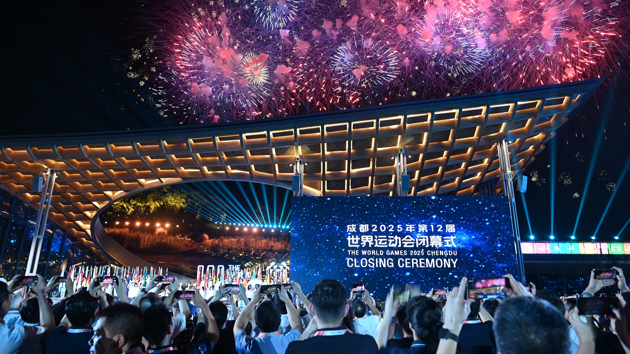 Los fuegos artificiales explotan durante la ceremonia de clausura de los Juegos Mundiales de 2025 en Chengdu, suroeste de China