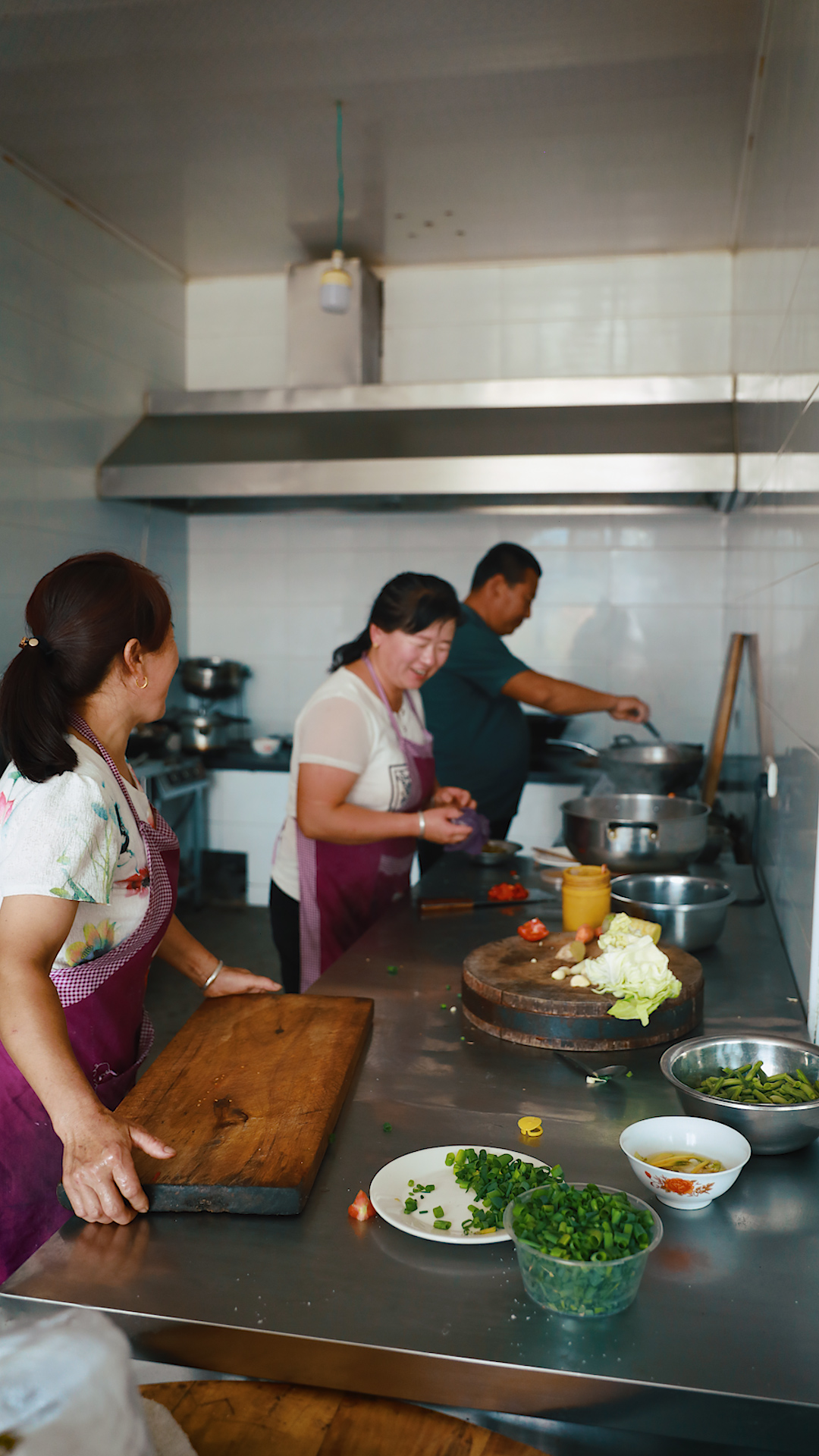 Cooks prepare meals for customers at Guo Shuaisheng's hostel. The hostel began with five guest rooms but has since expanded to 46 rooms. Laoniuwan boasts more than 30 similar inns, and over 90 percent of local villagers work in the tourism industry. /CGTN