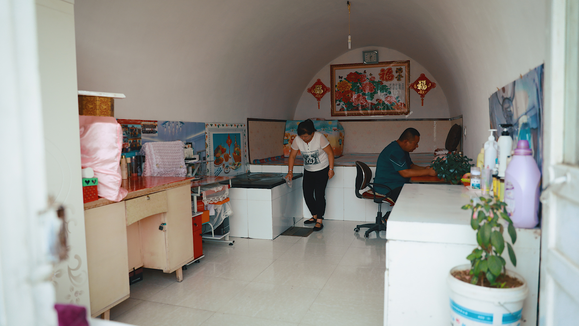 Guo Shuaisheng and his wife live in a new cave dwelling. /CGTN