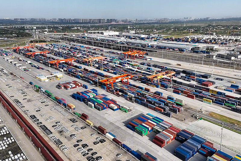 The X9043 China-Europe freight train departs from Xi'an International Port Station, heading west toward Baku, Azerbaijan, August 13, 2025. /VCG