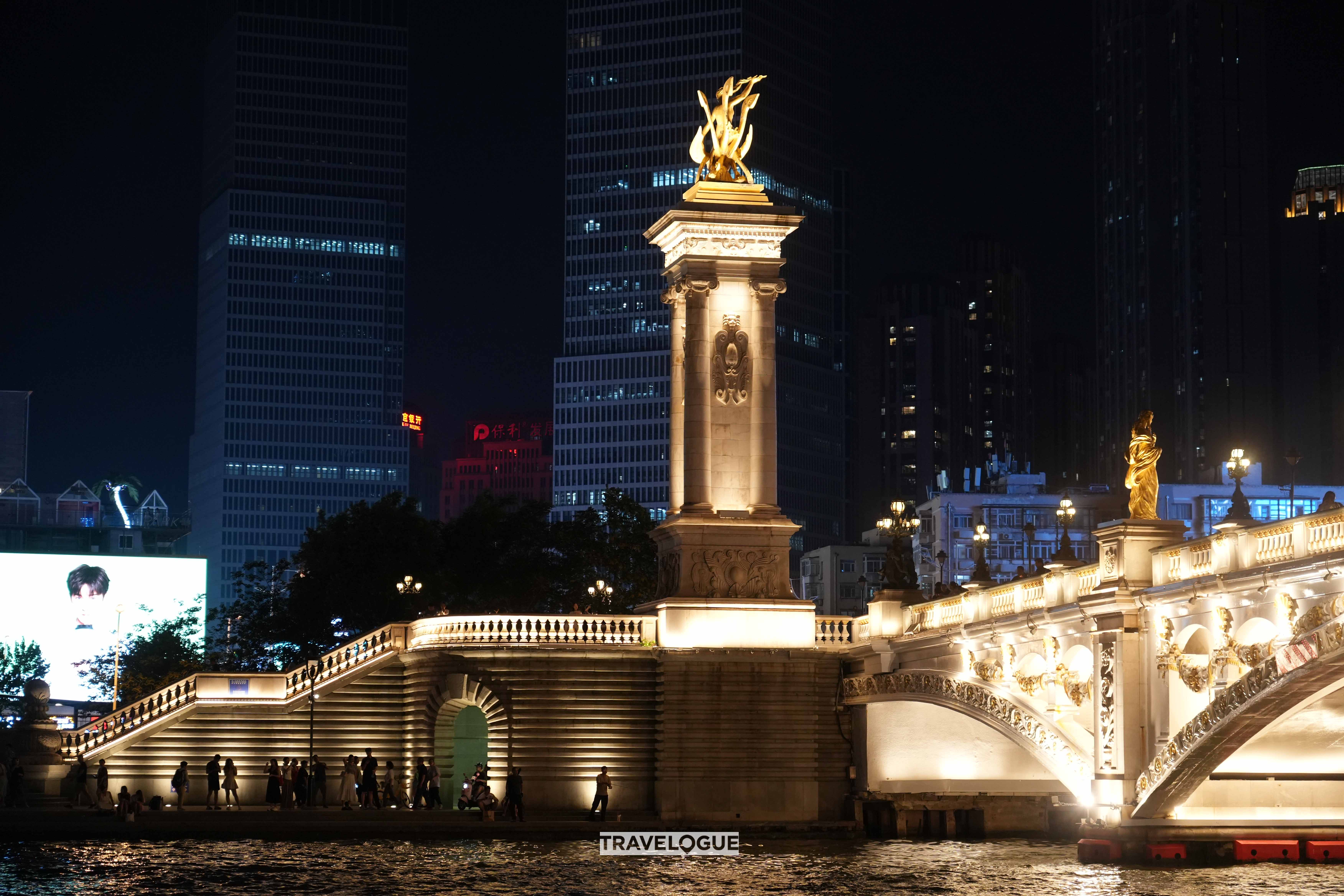 Nightlife along the illuminated Haihe River in Tianjin is vibrant. /CGTN