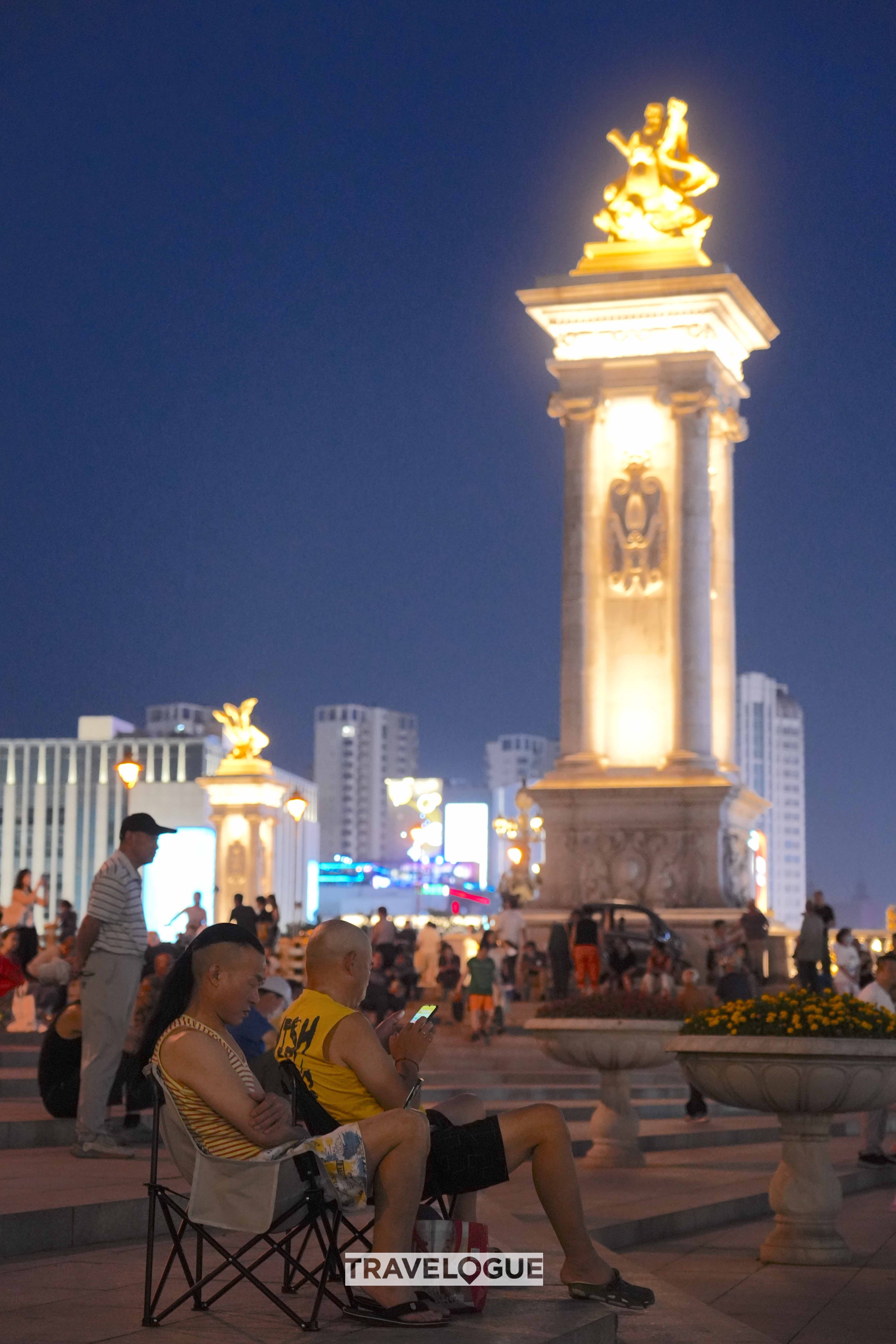 Nightlife along the illuminated Haihe River in Tianjin is vibrant. /CGTN
