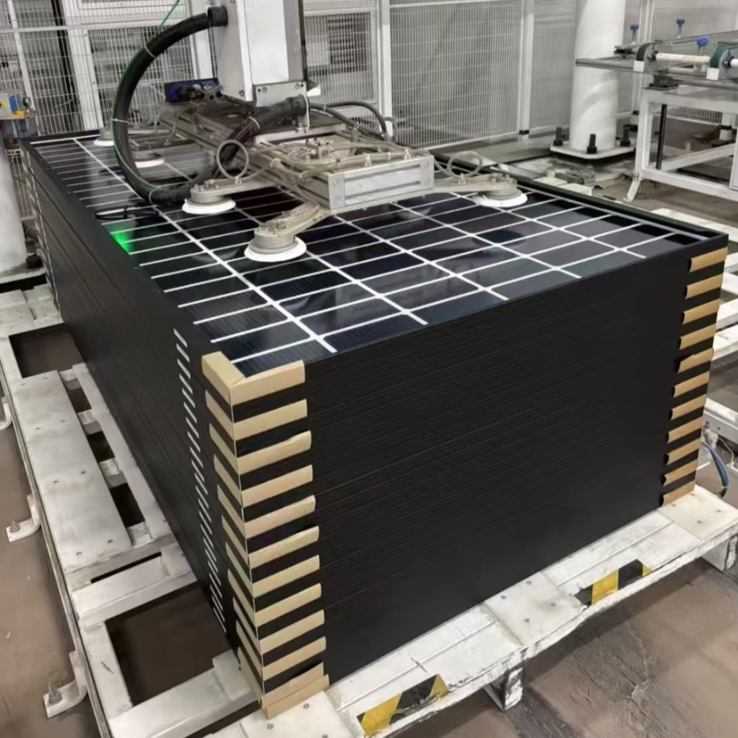 Un grupo de paneles solares desarrollados por Umwali Ange Natacha. /CGTN