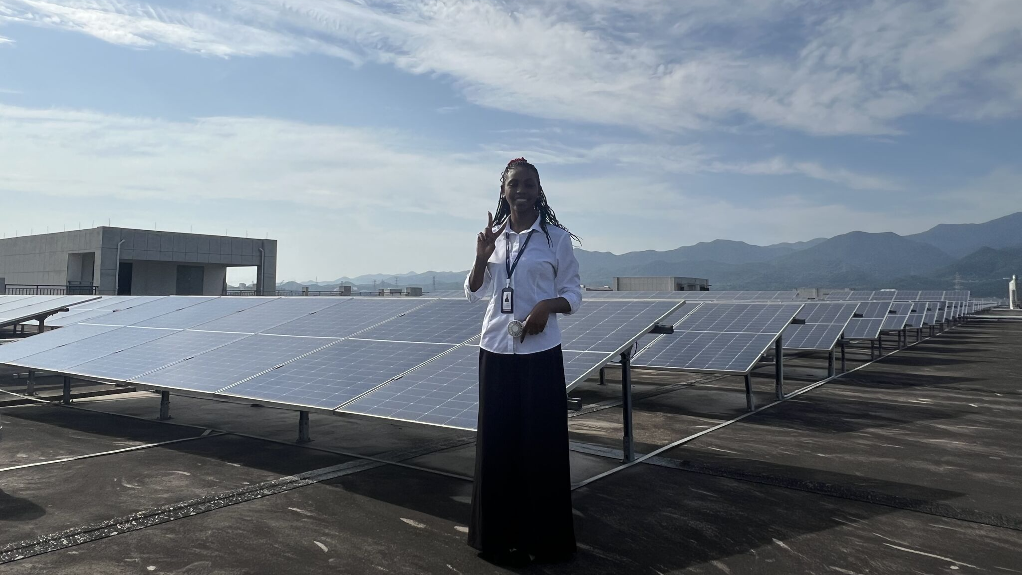 Umwali Ange Natacha muestra paneles solares. /CGTN