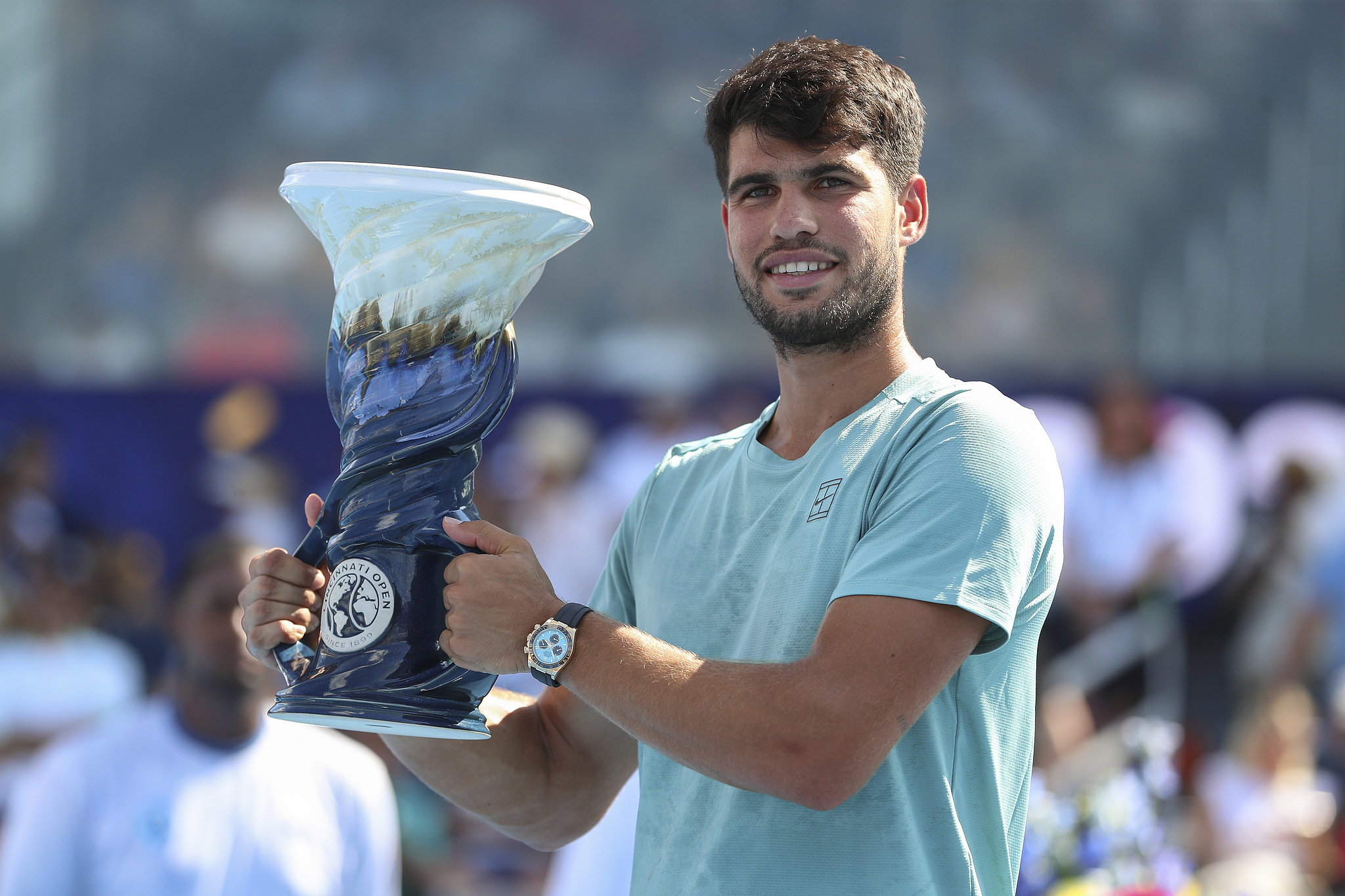 Carlos Alcaraz of Spain wins the men's singles championship at the ATP Cincinnati Open after Jannik Sinner of Italy retires in the final in Mason, Ohio, August 18, 2025. /VCG