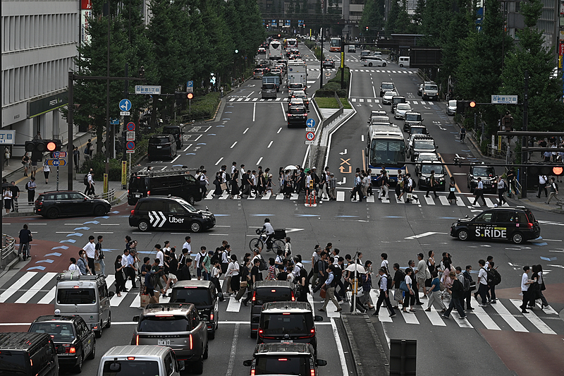 Evening commuters cross a street in Shinjuku district during high temperatures in Tokyo, Japan, August 6, 2025. /VCG