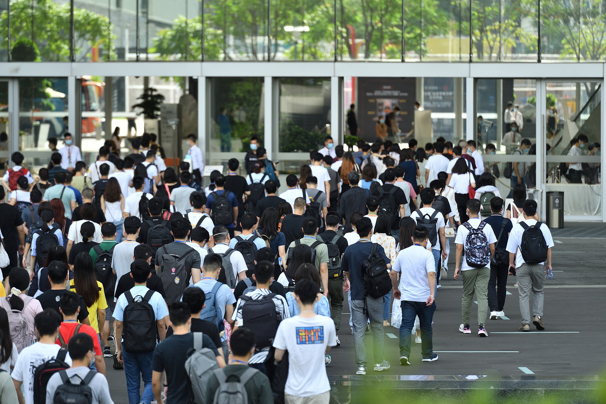 Young individuals heading to work at the Tencent Building in Shenzhen, China, August 4, 2020. /VCG