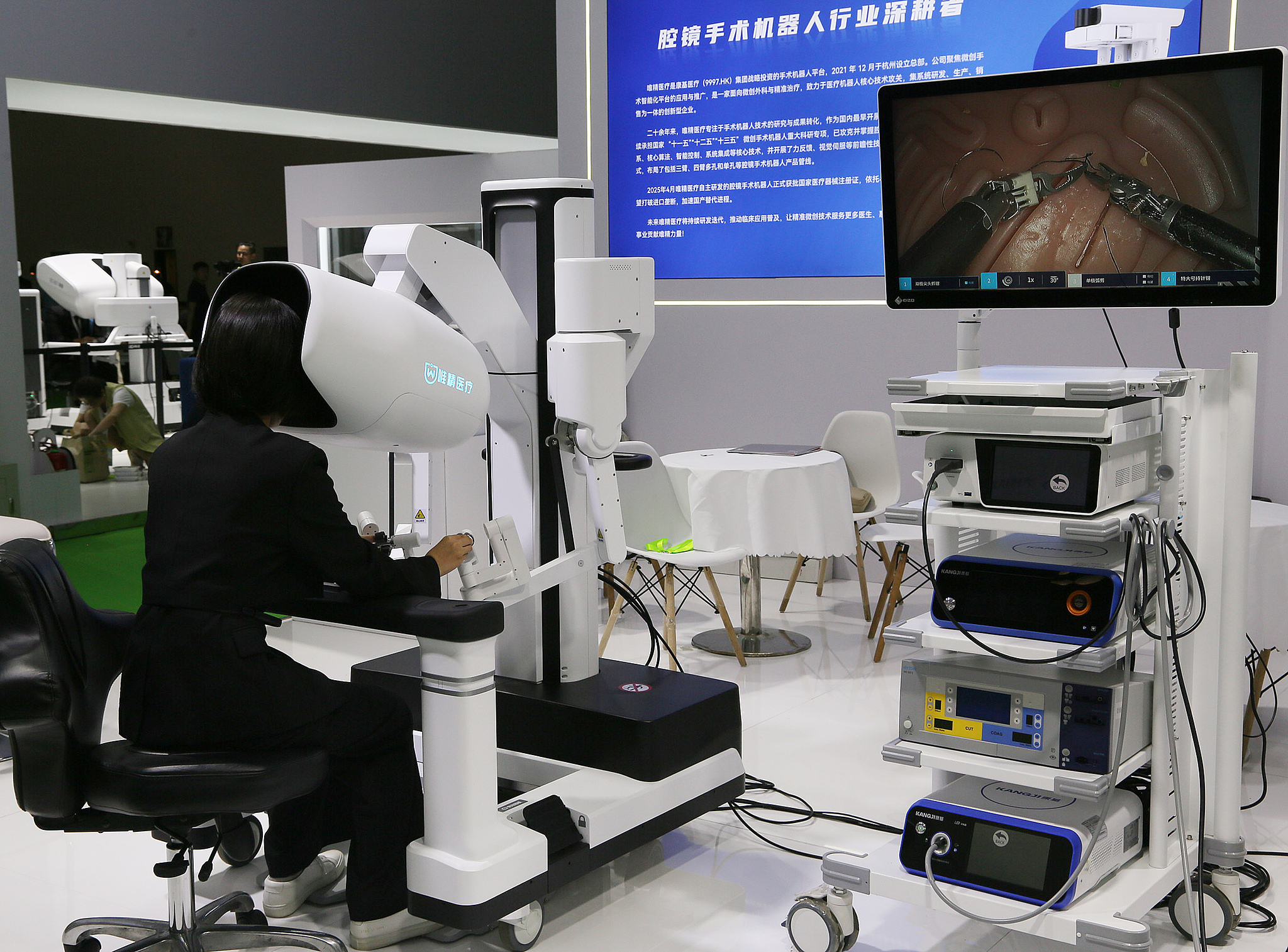 Se muestra un robot quirúrgico endoscópico en la 31ª Exposición de Equipos Médicos Internacionales de China que se celebra en el Centro Nacional de Convenciones de China, Beijing, China, 15 de agosto de 2025.