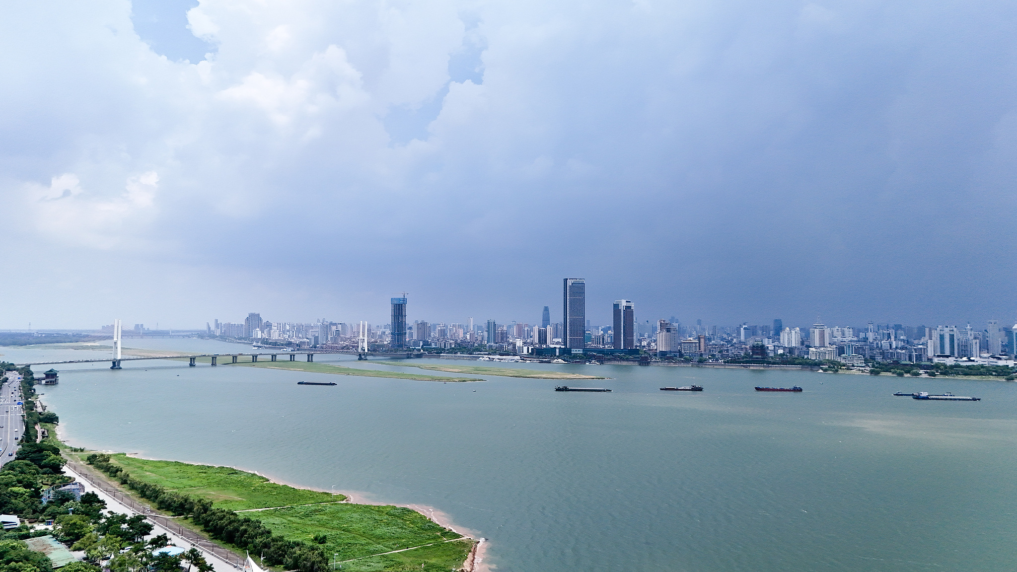 Live: Stunning view of Qiushui Square skyline in east China's Jiangxi Province