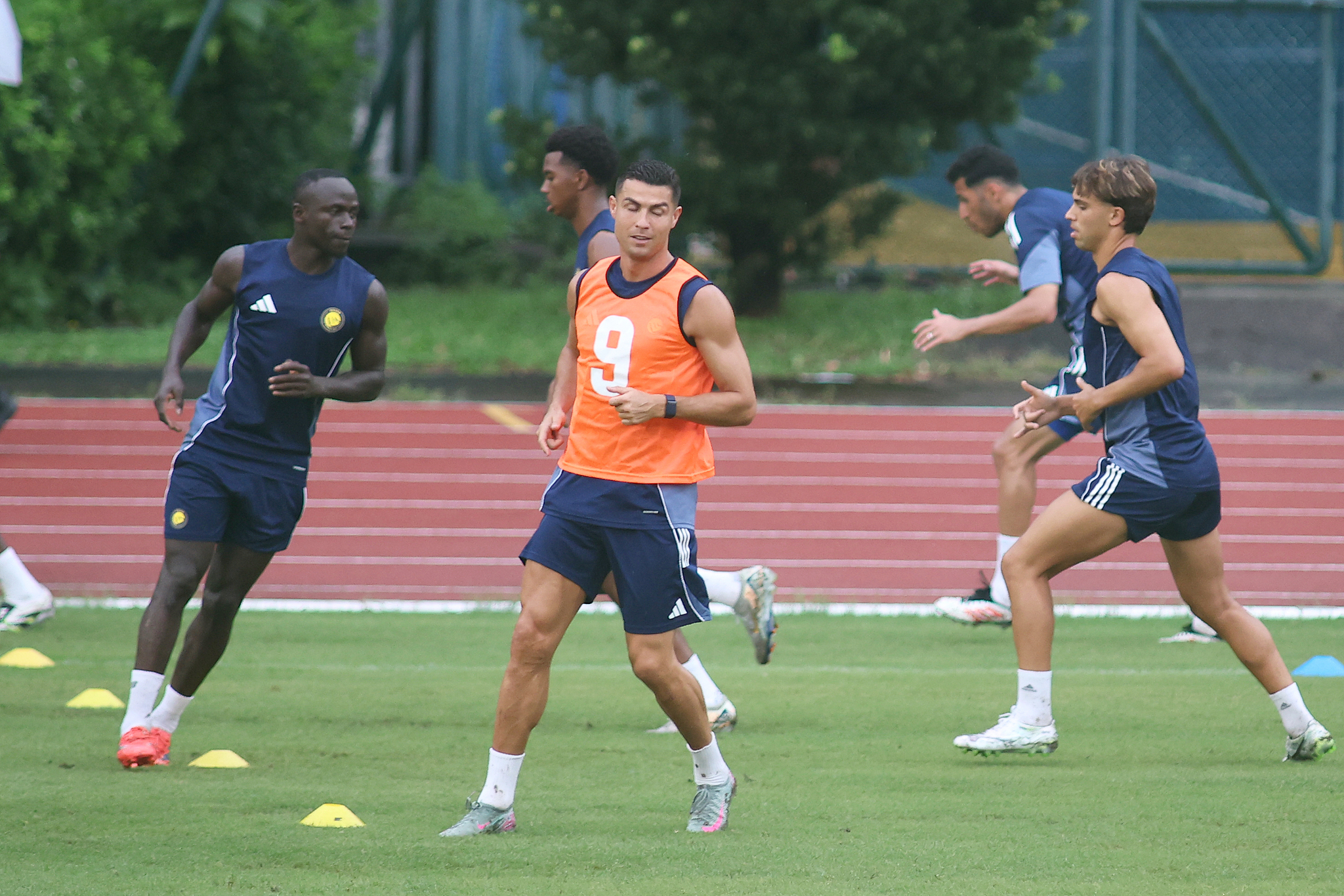 Cristiano Ronaldo (#9) de Al Nassr trabaja durante la práctica en China