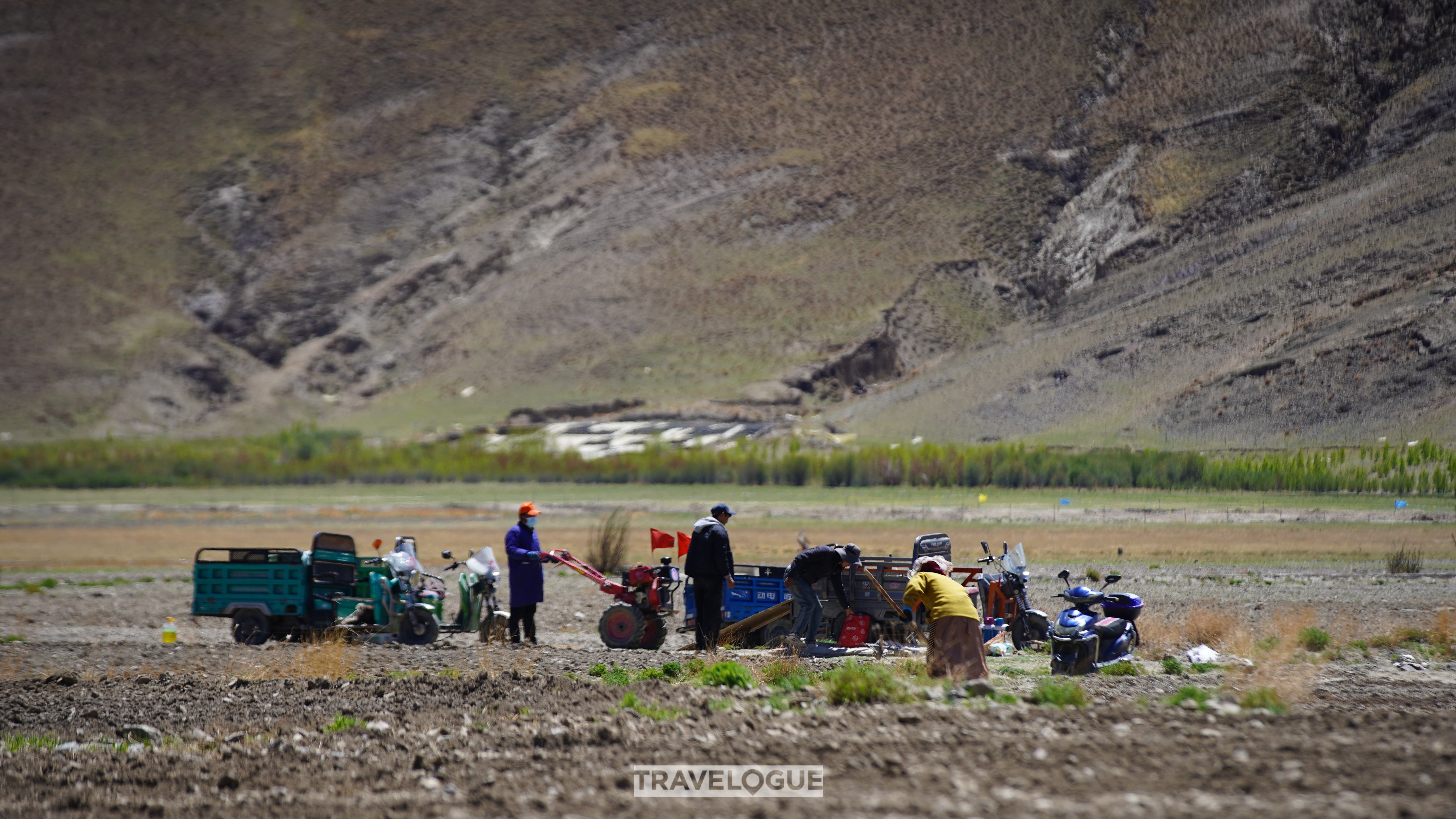 People farm at Yamzhog Yumco Lake, Xizang. /CGTN