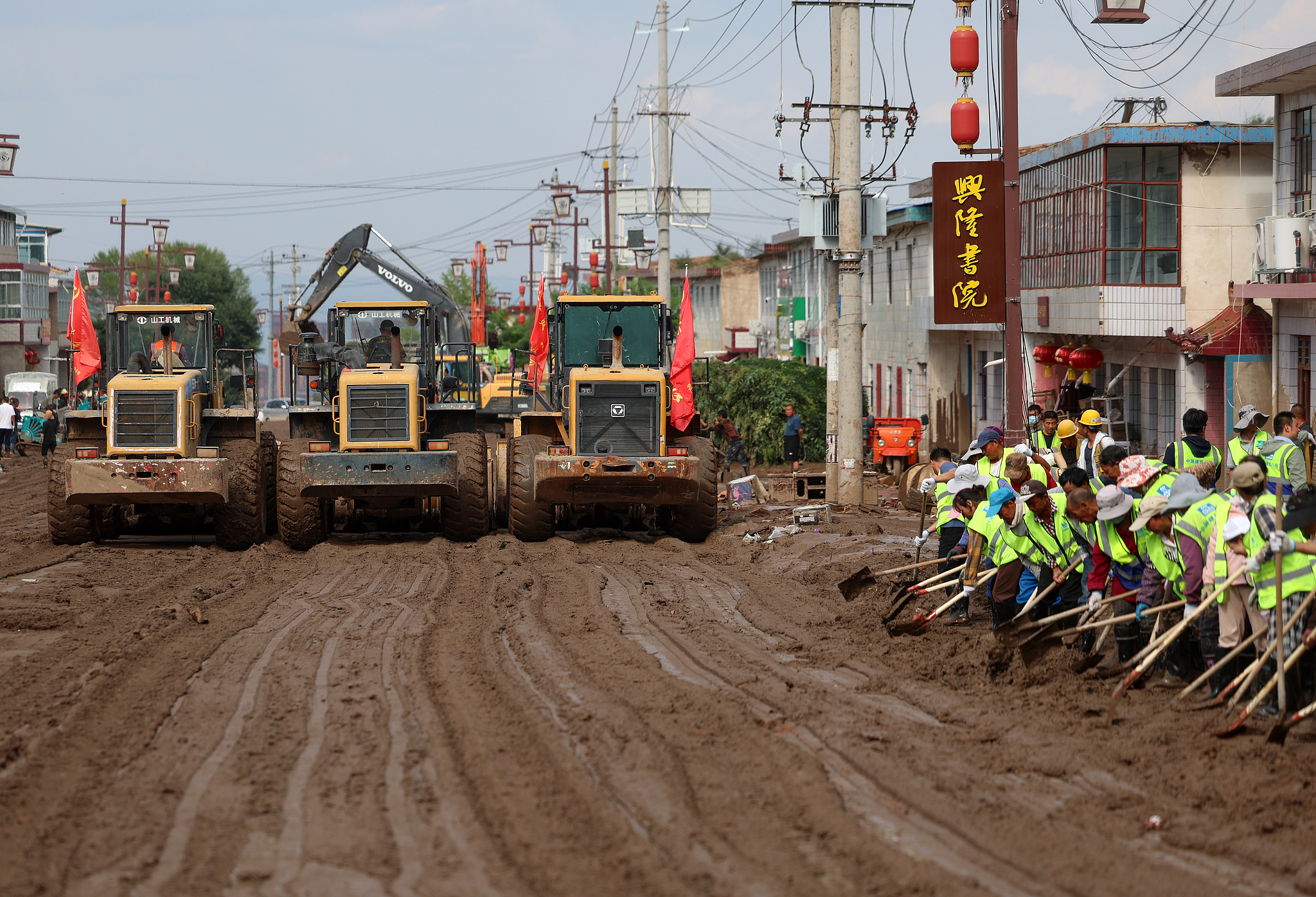 Los equipos de rescate despejan limo en la aldea de Xinglongshan, provincia de Gansu, noroeste de China, 10 de agosto de 2025. /VCG