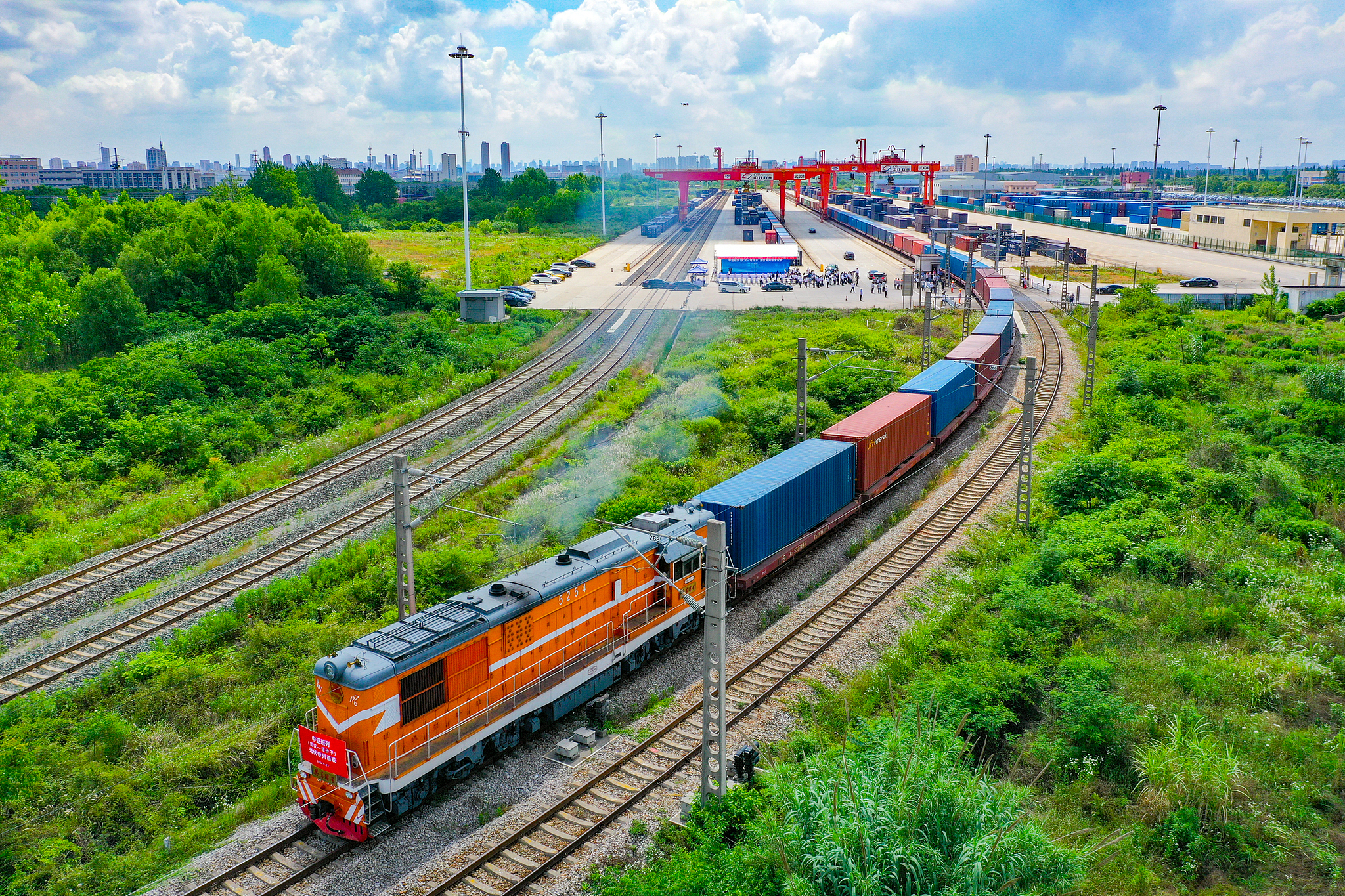 A special freight train carrying 50 containers of photovoltaic modules leaves Wuhan, Hubei Province, for Tashkent, capital of Uzbekistan, May 23, 2024. /VCG