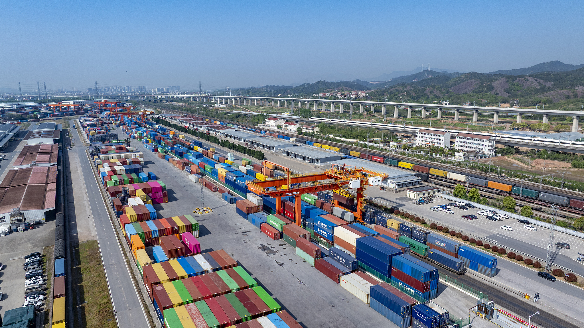 A freight train being loaded at the Yiwu West Railway Station in Jinhua, Zhejiang Province, viewed from above, on April 11, 2025./ VCG