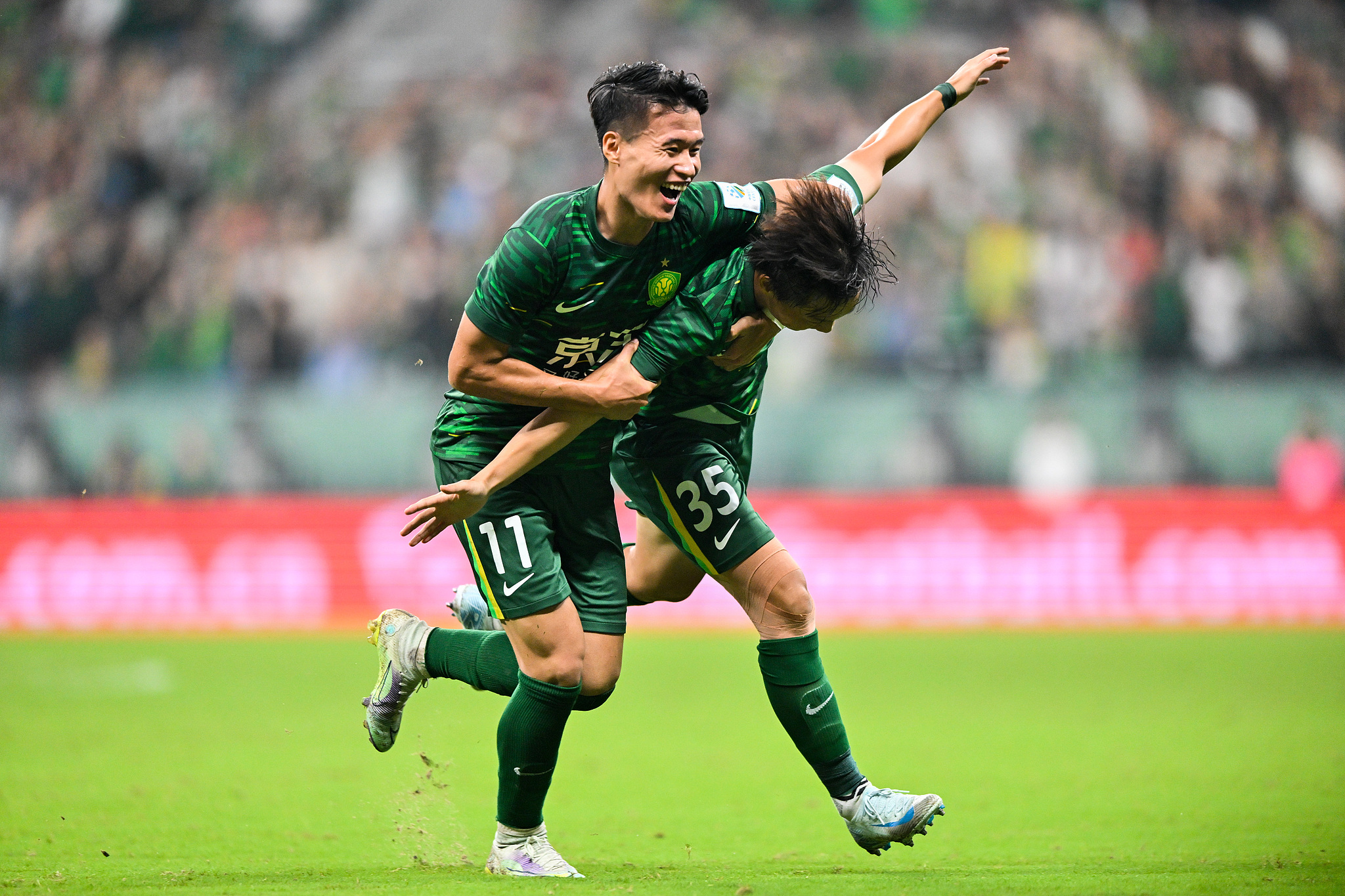 Los jugadores del Beijing Guoan celebran después de marcar un gol contra Yunnan Yukun en las semifinales de la Copa de la Asociación China de Fútbol (CFA) en Beijing, el 20 de agosto de 2025. /VCG