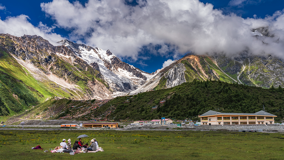 Central delegation presents gifts to people in Xizang