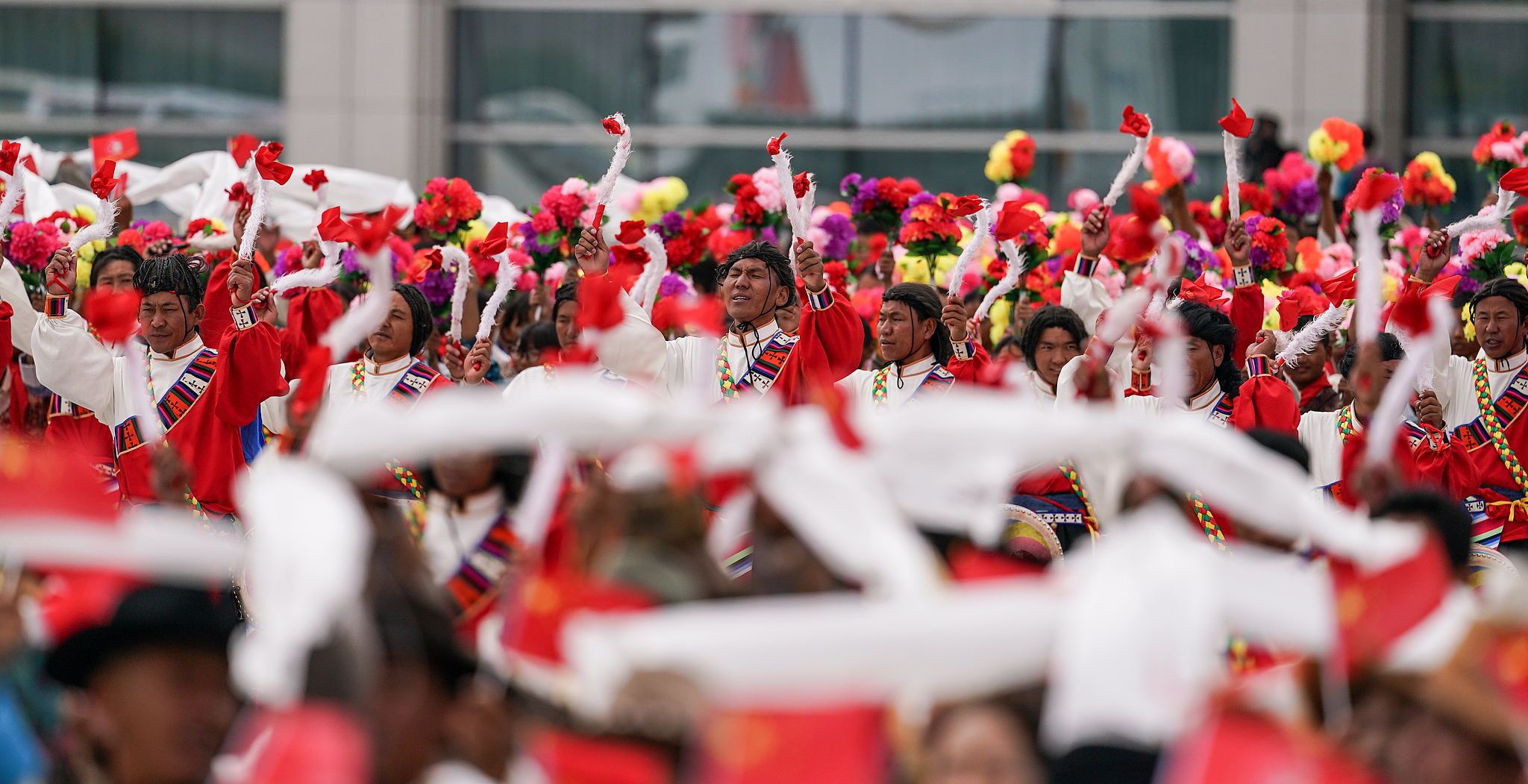 People of various ethnic groups in Xizang welcome Chinese President Xi Jinping upon his arrival in Lhasa, southwest China's Xizang Autonomous Region, August 20, 2025. /VCG