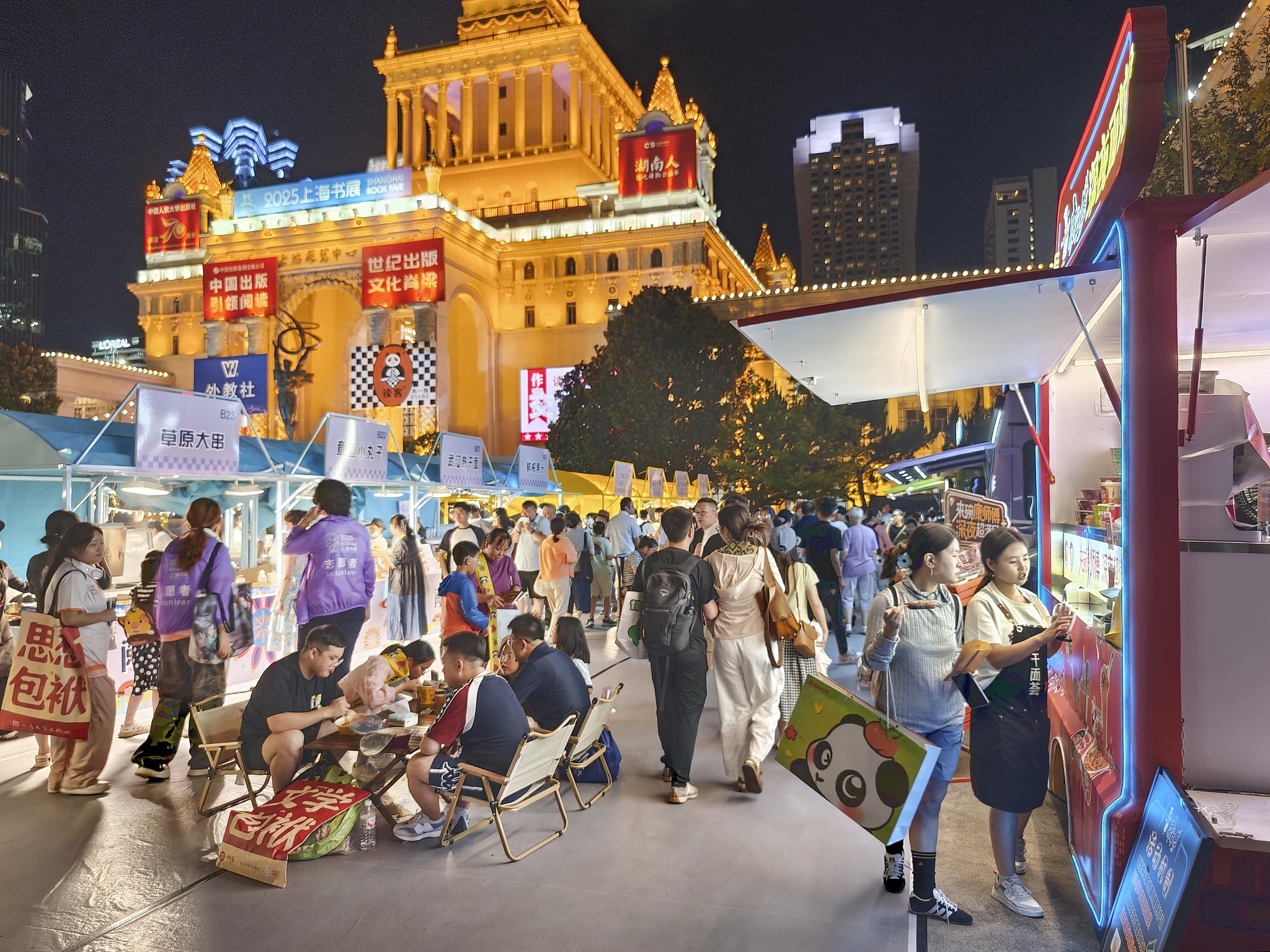 The Reading Night Market draws visitors from across China. /VCG