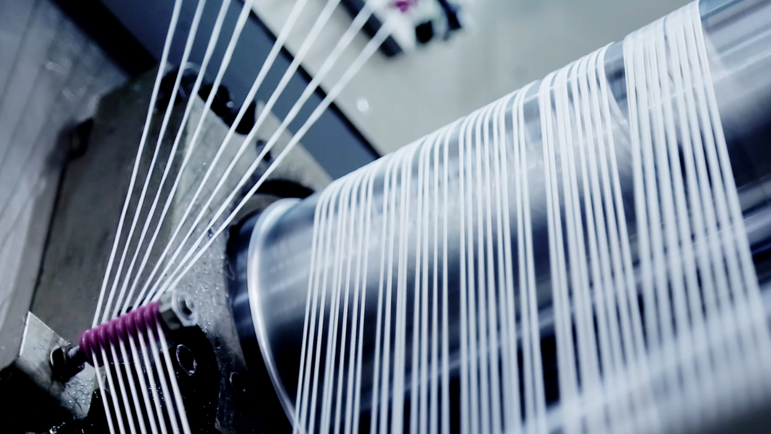 Recycled plastic materials are transformed into garment fibers. /Meituan Green Mountain Initiative