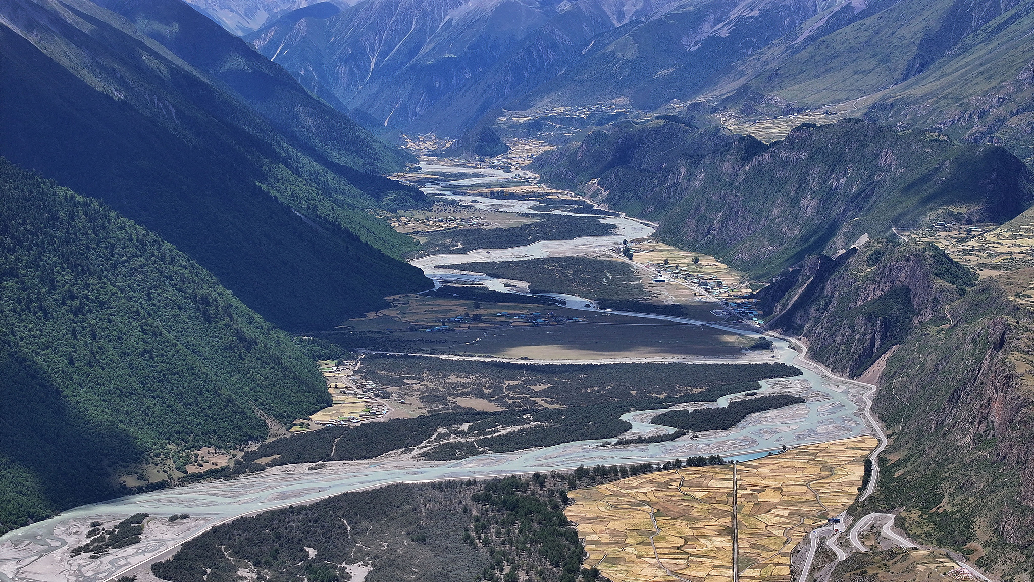 A highway in Bianba County, Chamdo, China's Xizang Autonomous Region, August 6, 2025. /VCG