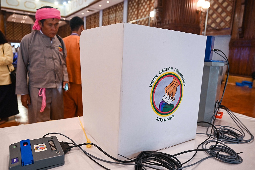 A man looks at a voting machine in Yangon, Myanmar, September 5, 2023. /CFP