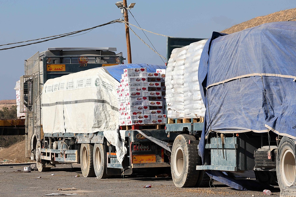 Trucks loaded with humanitarian aid for Palestinians in Gaza lie abandoned near the border with the Gaza Strip, close to the Kissufim crossing in southern Israel, August 21, 2025. /VCG