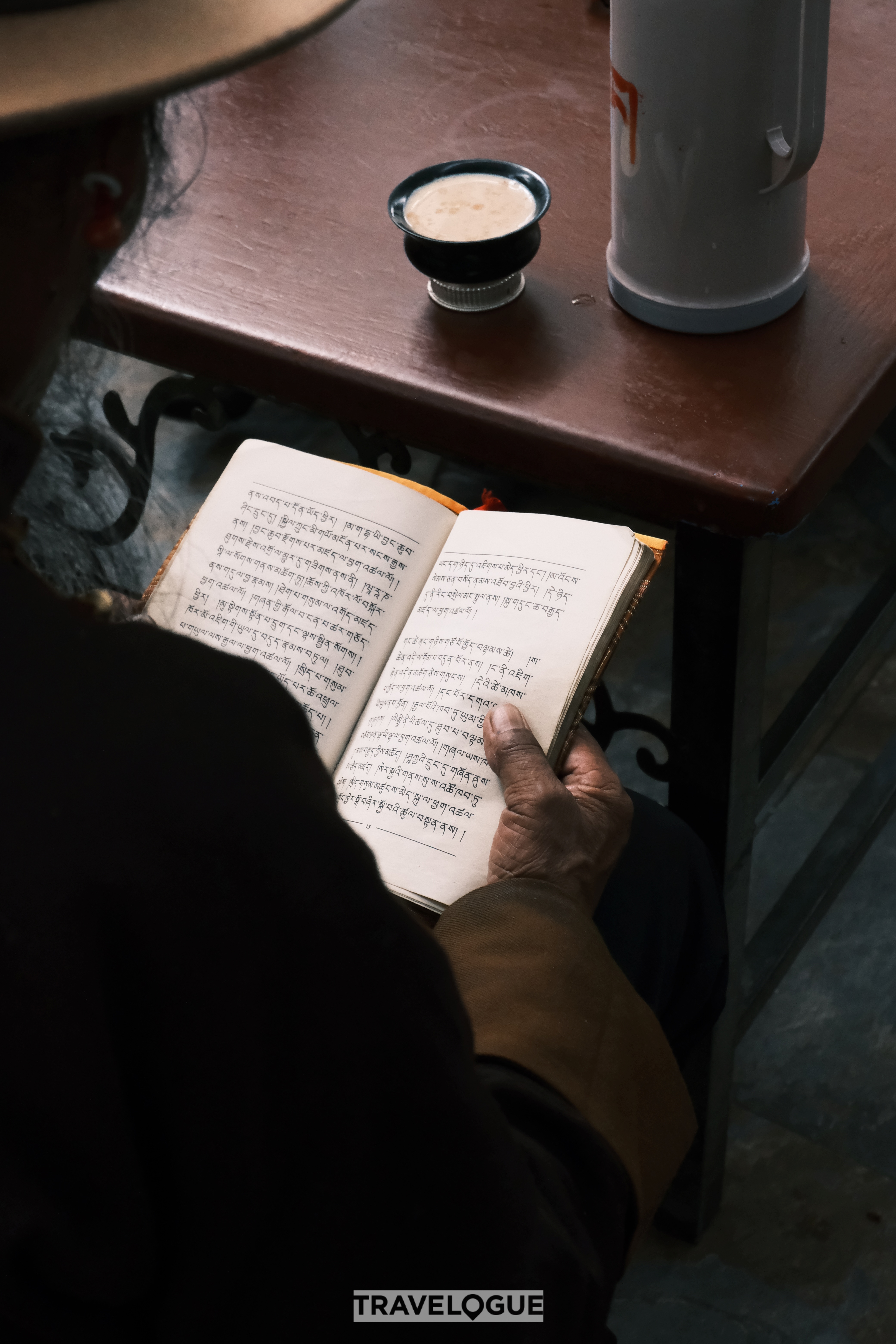 People bring traditional foods to enjoy in a tea house in Xizang. /CGTN