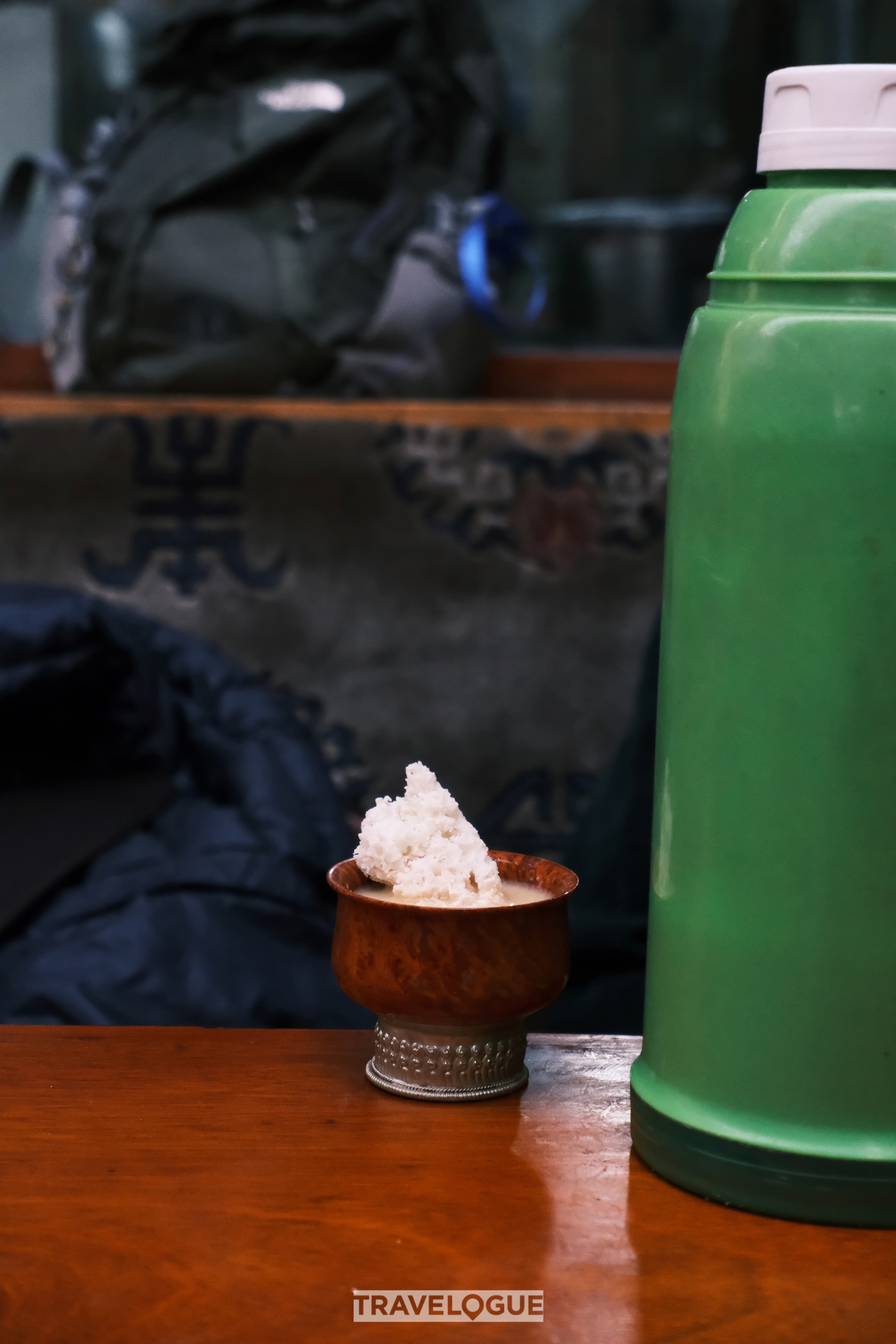 People bring traditional foods to enjoy in a tea house in Xizang. /CGTN