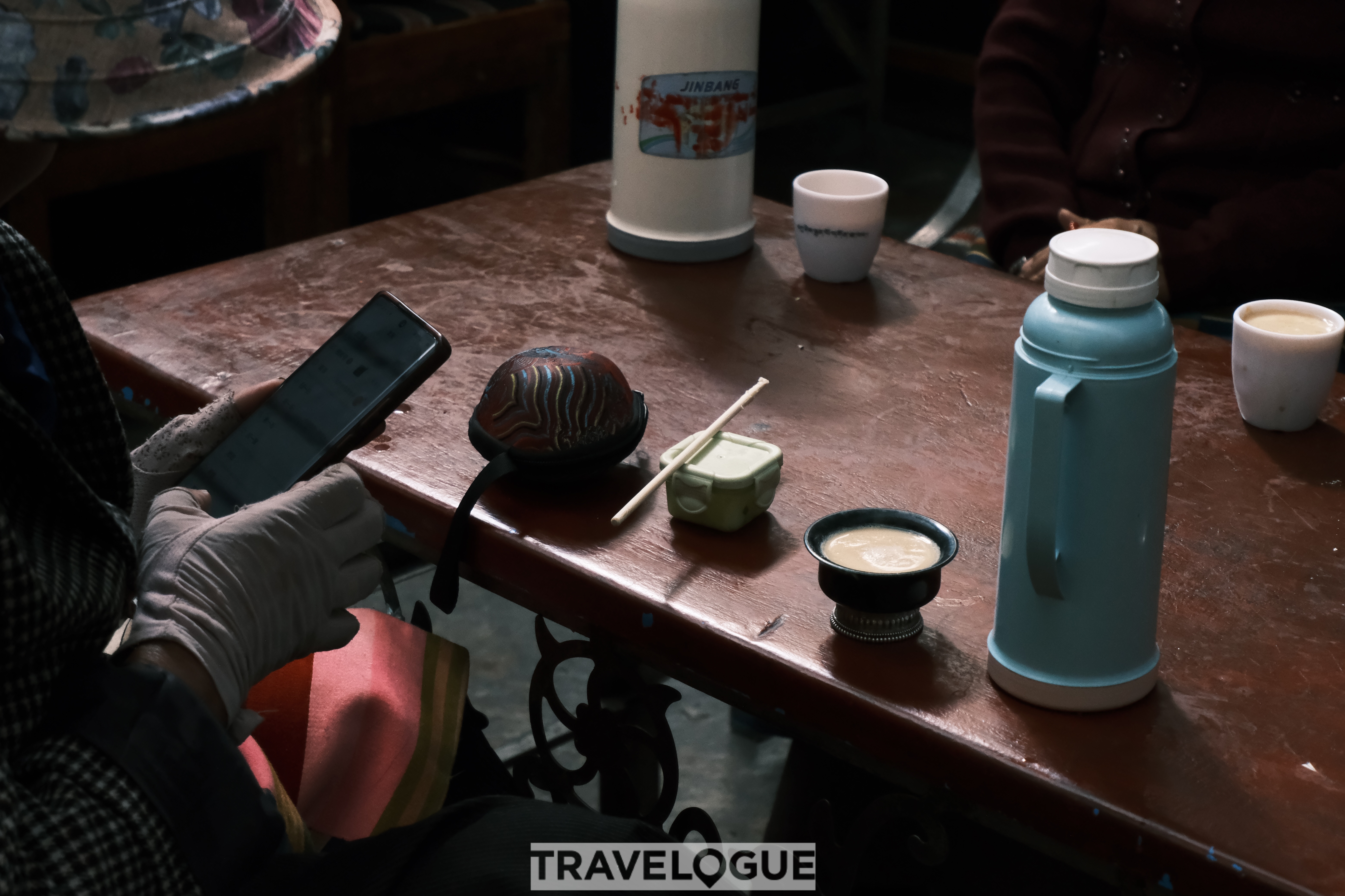 People bring traditional foods to enjoy in a tea house in Xizang. /CGTN