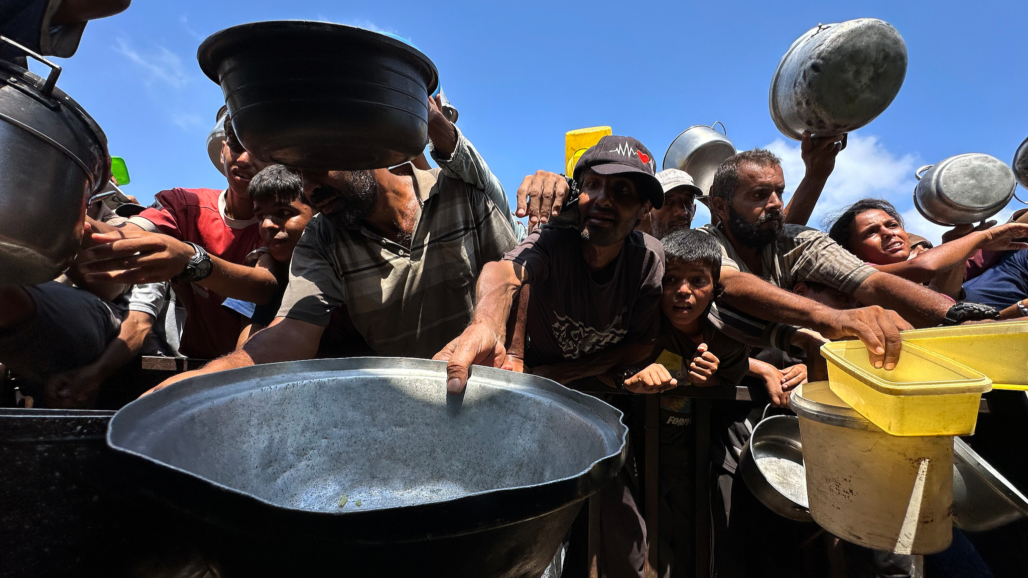 Palestinians wait to receive food from a charity kitchen amid a hunger crisis, in Khan Yunis, Gaza Strip, Palestine, on August 21, 2025. /VCG 