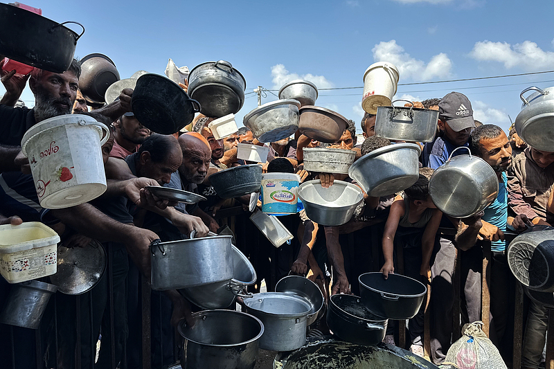 Palestinians wait to receive food from a charity kitchen amid a hunger crisis in Khan Yunis, Gaza, Palestine, August 21, 2025. /VCG