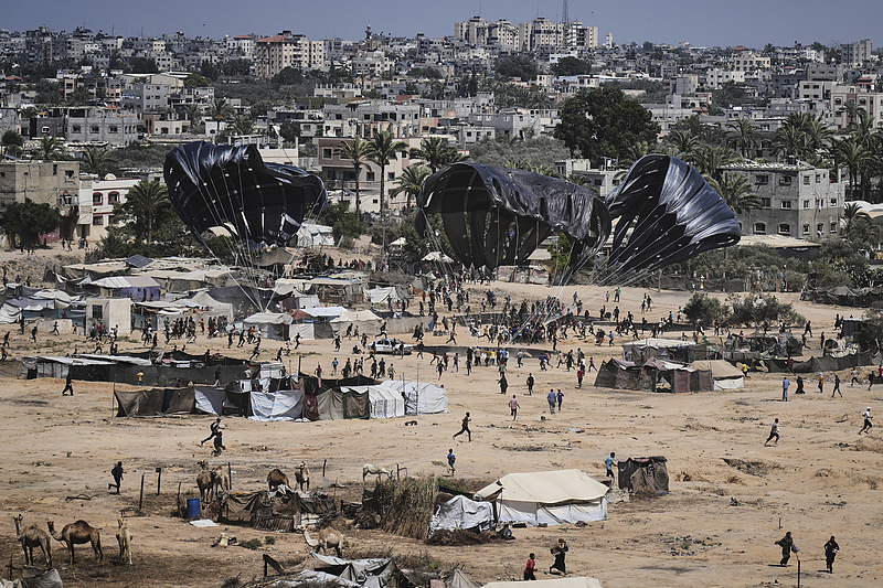 Palestinians rush to collect humanitarian aid airdropped into Zawaida in the central Gaza Strip, Palestine, July 31, 2025. /VCG