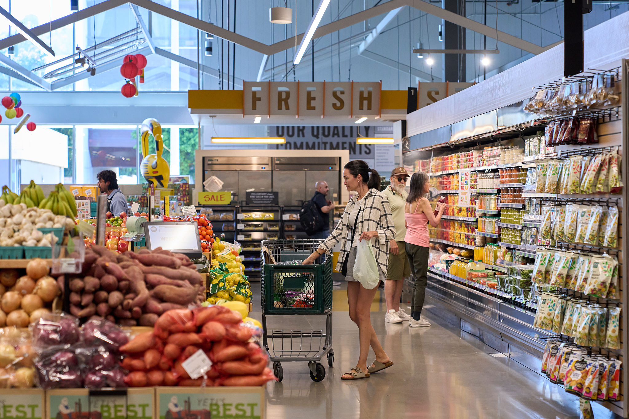 People shop for groceries at a store in Los Angeles, California, US, August 12, 2025. /VCG