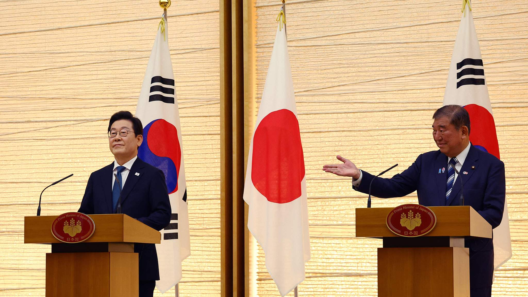 South Korean President Lee Jae-myung (L) and Japanese Prime Minister Shigeru Ishiba hold a joint press conference after their summit in Tokyo, Japan, August 23, 2025. /VCG