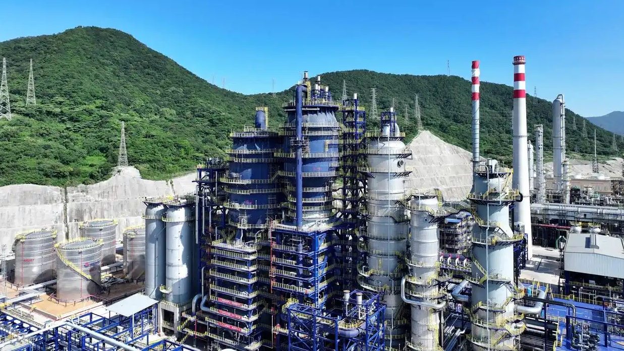 El complejo integrado de refinación y petroquímico en la ciudad de Ningbo, el este de China