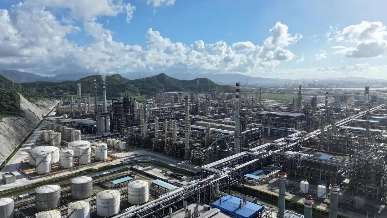 El complejo integrado de refinación y petroquímico en la ciudad de Ningbo, el este de China