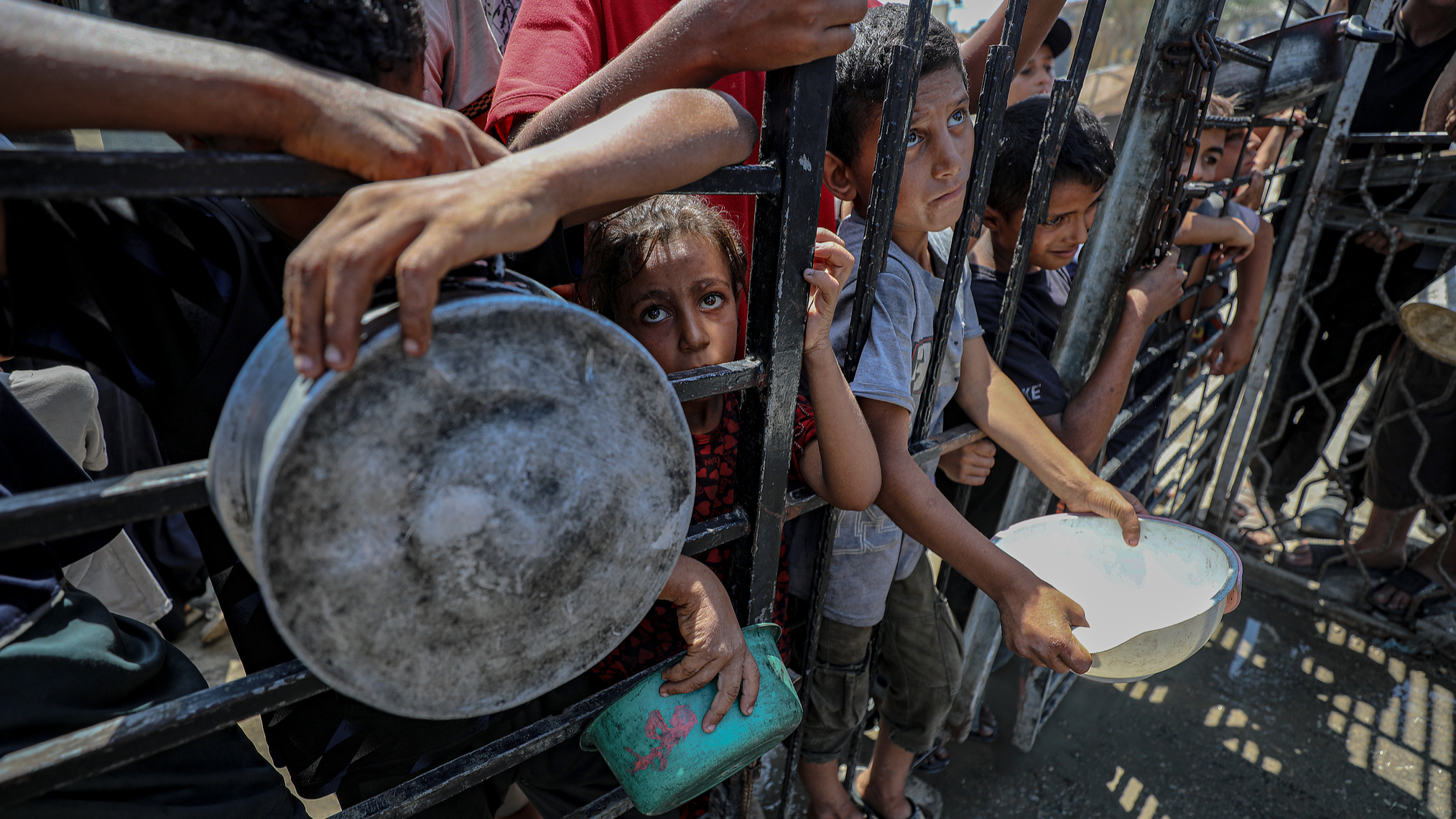Palestinians wait to receive food from a charity kitchen amid a hunger crisis in Gaza City, Palestine, August 24, 2025. /VCG