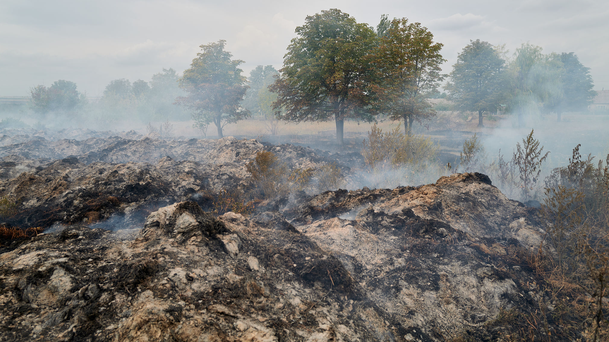 Agricultural waste smolders after a Russian air strike in the Donetsk region, August 23, 2025. /VCG
