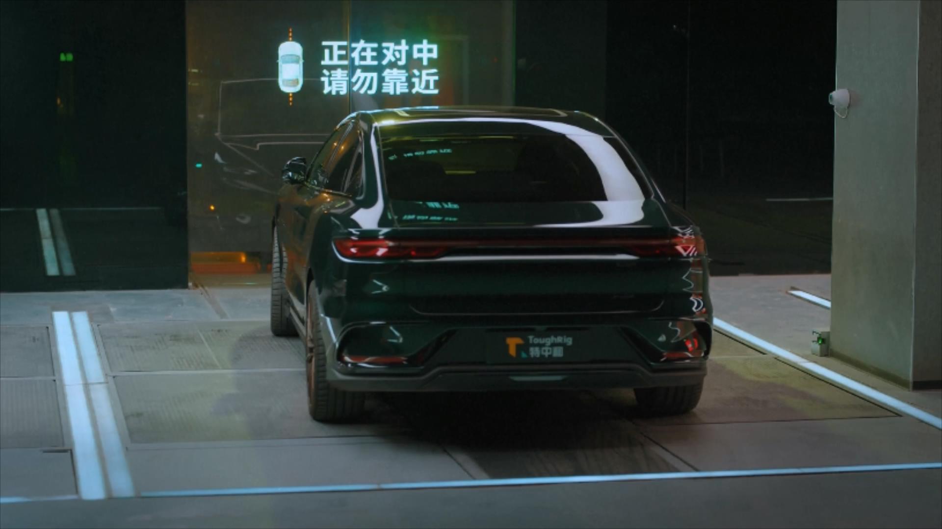 Se está moviendo un vehículo al estacionamiento vertical del edificio Ultra Zero-Carbon. /Cmg