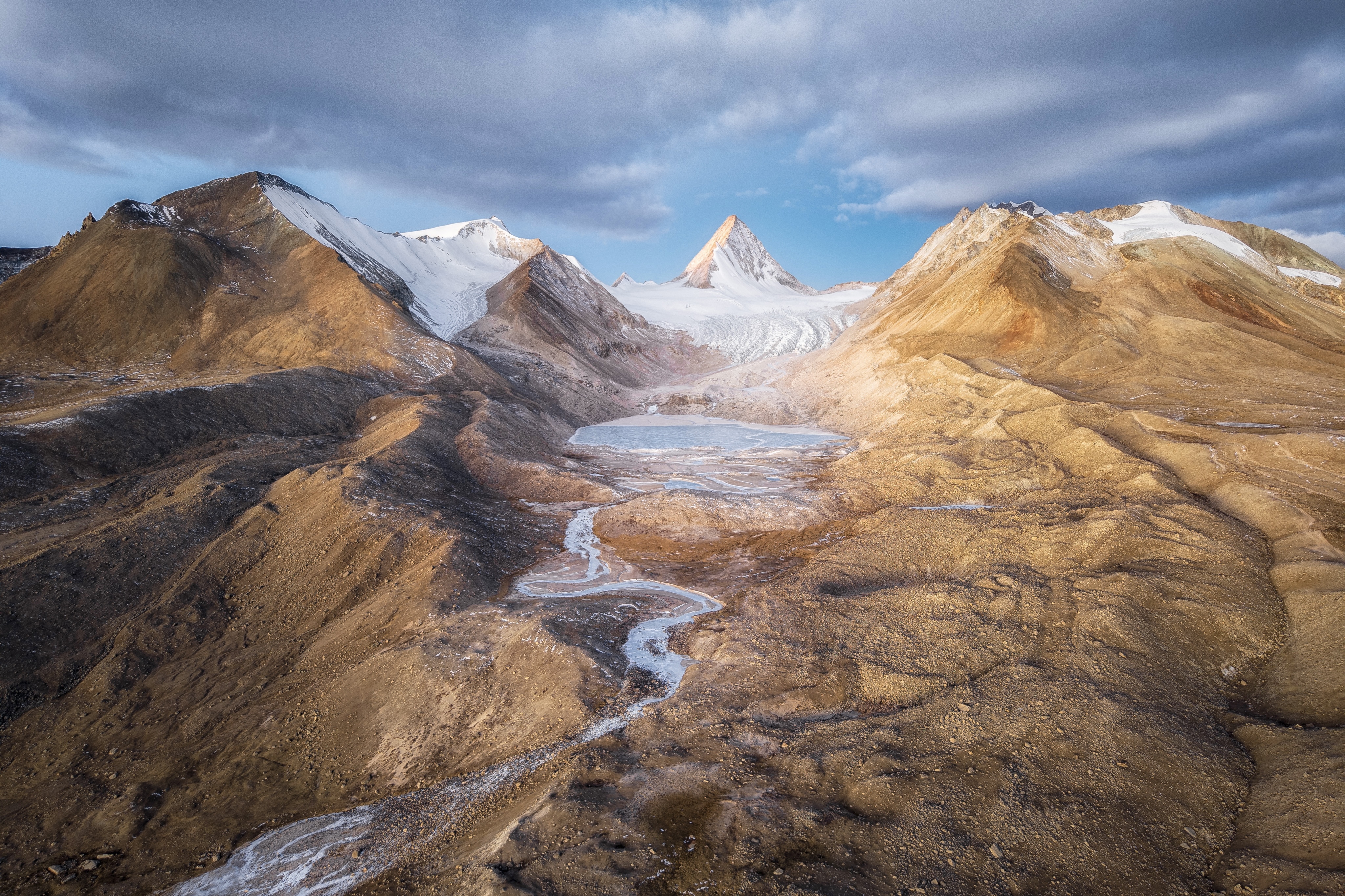 The Quiet King: Continuous snow-capped mountains, clear lakes and winding rivers outline the veins of life on Earth. Every inch of land praises the gifts of nature. The land is the common foundation we share, bearing the reproduction of civilization and the balance of the ecosystem. Protecting this magnificent land is not only a responsibility to protect nature but also an important manifestation of implementing the United Nations Sustainable Development Goals and the Global Development Initiative. Only in this way can every mountain, every drop of water, and every piece of land preserve this primitive and resilient beauty for future generations, because this is our common home. /Tian Yuxuan