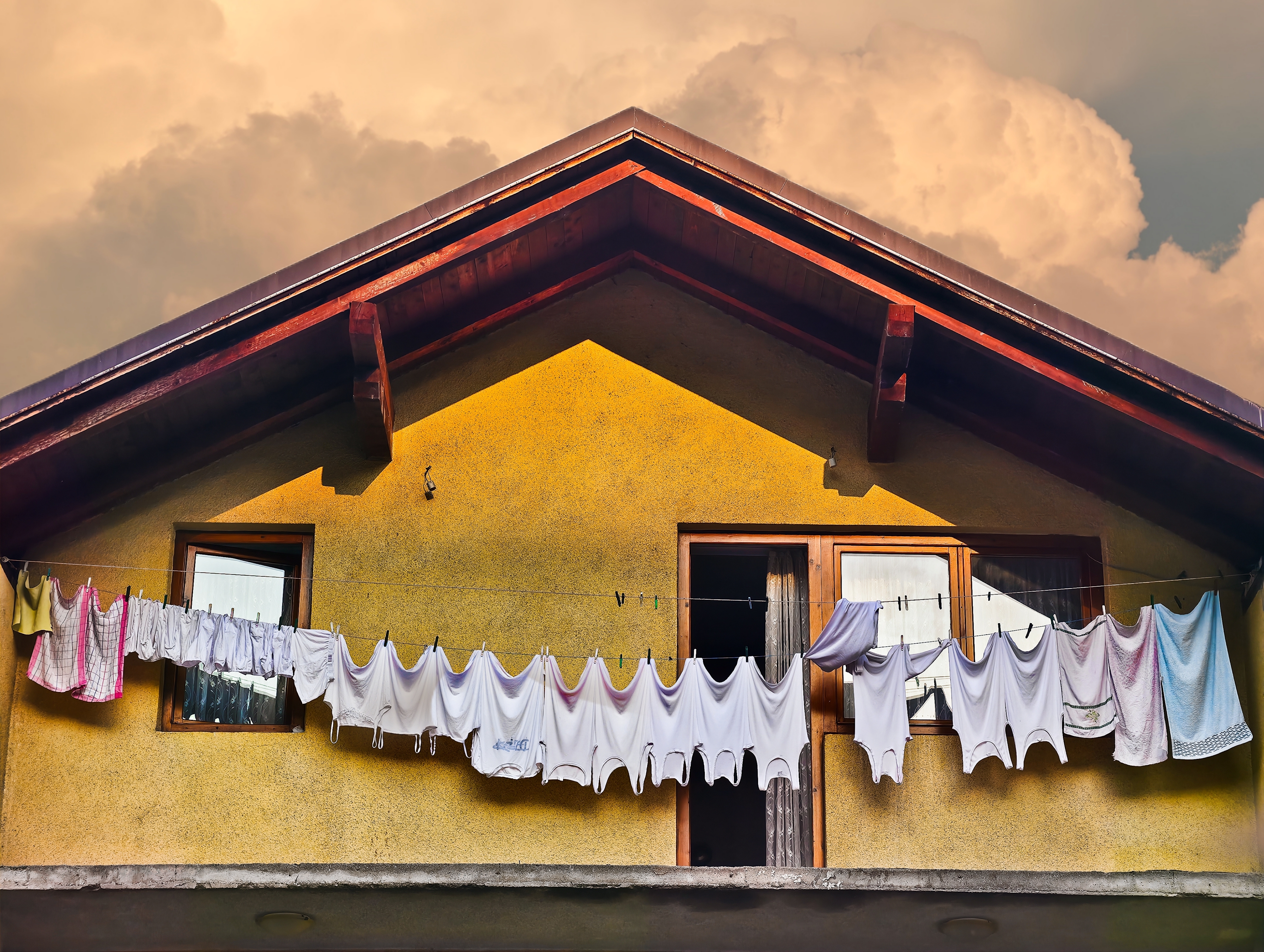 Hang the Clothes: At dusk, the clouds spread across the sky, casting a gentle halo over this small cottage with yellow walls. On the clothesline, the clothes of a family are neatly arranged, as if swaying gently, blending with the house and the sky. It is filled with the tranquility of daily life, turning ordinary days into a gentle poem, quietly telling the story of the tranquility of life. The warm scene and soft colors make me stop to record that happy moment. This not only depicts a beautiful picture of harmonious coexistence between man and nature but also reflects the global pursuit of a sustainable lifestyle. In every warm moment, the hope of guarding the future is conveyed. /Wang Jingbo