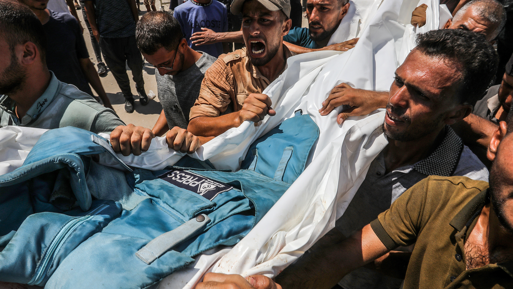 A funeral ceremony is being held in the courtyard of Nasser Hospital for journalists, who were killed in an Israeli attack on the hospital, in Khan Younis, Gaza, August 25, 2025. /VCG