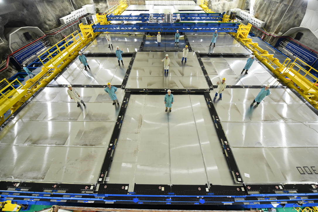 El rastreador superior sobre la piscina de agua. /Colaboración de Juno