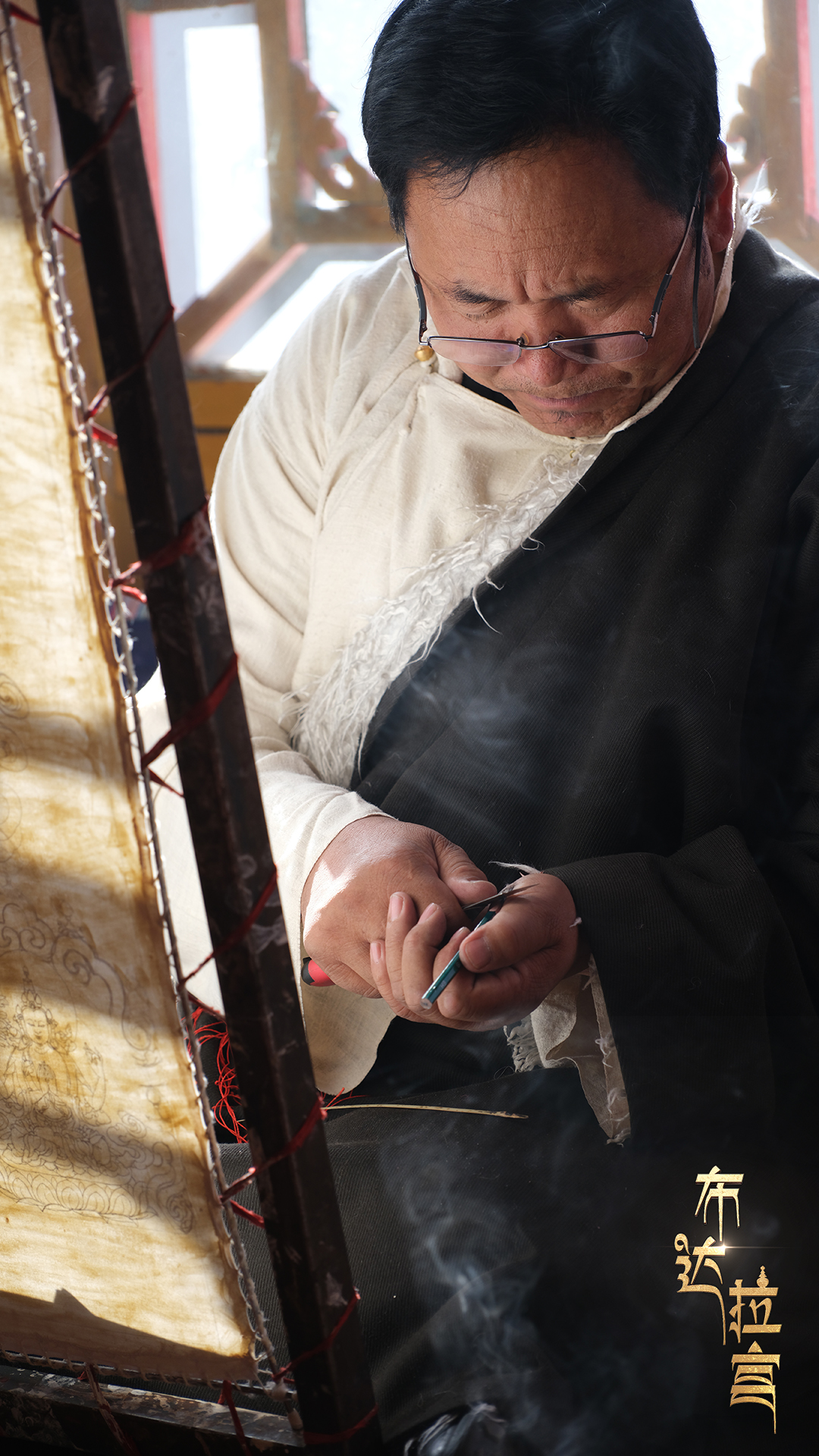 Tsering Wangyal, the Shigatse City-Level Intangible Cultural Heritage Inheritor of Mengthang Thangka Painting, prepares materials for Thangka, December 2, 2024. /CGTN