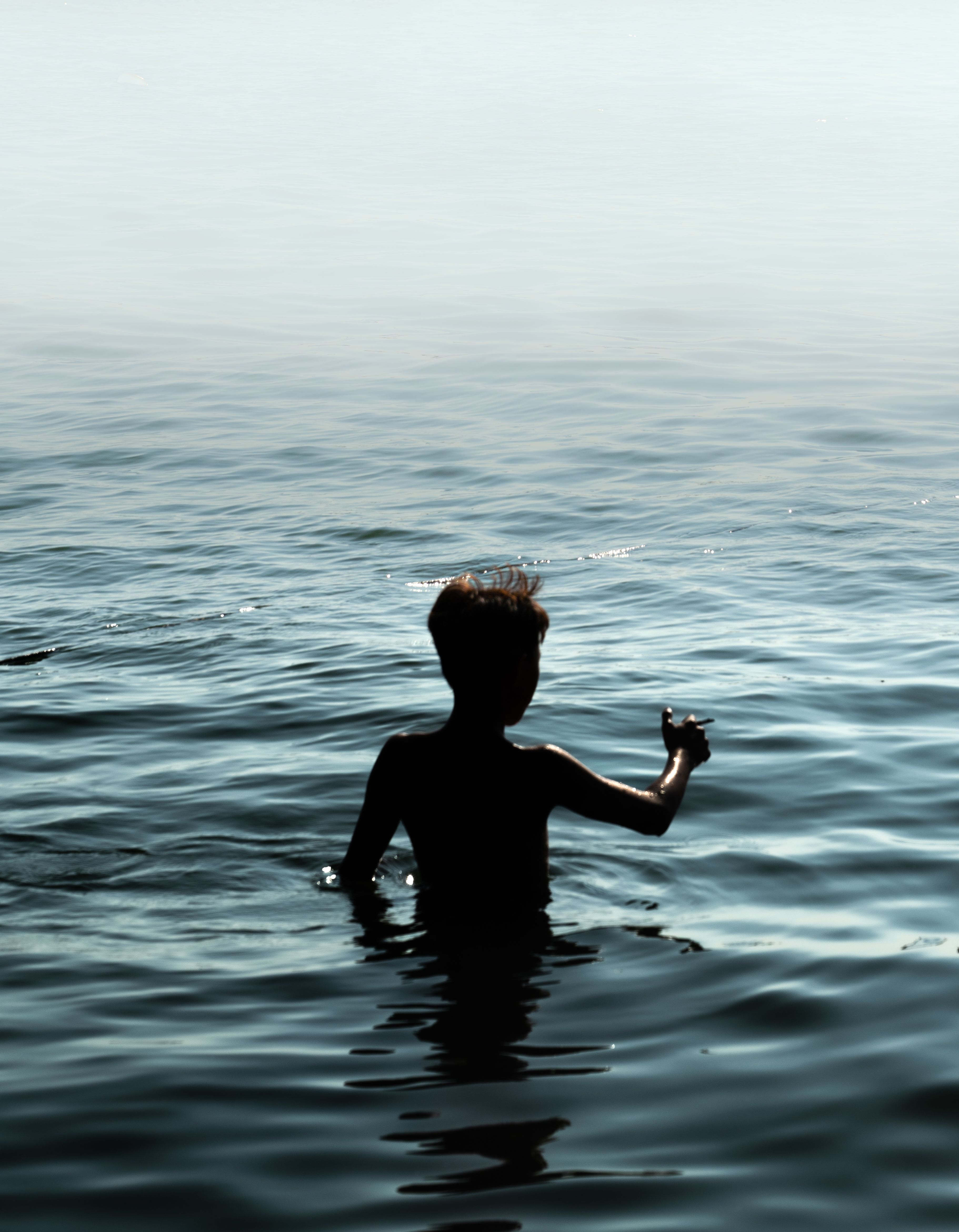 Haizi: I no longer ask, as I did in childhood, what lies beyond the sea. Now we know all too well the damage that has taken place on the other shore. The vastness and freedom of the ocean, paired with the vigor and vitality of youth – such a beautiful union, yet one that pierces us more deeply, compelling us to reflect on the need to protect our environment. Waves crash gently against the shore, sea breezes brush across our faces. Every act of quiet guardianship, every stretch of ocean watched over, is a silent response to the call for sustainable development. And each moment reminds us: the future of humanity and nature can only endure if we walk hand in hand. /Zhang Mingliang