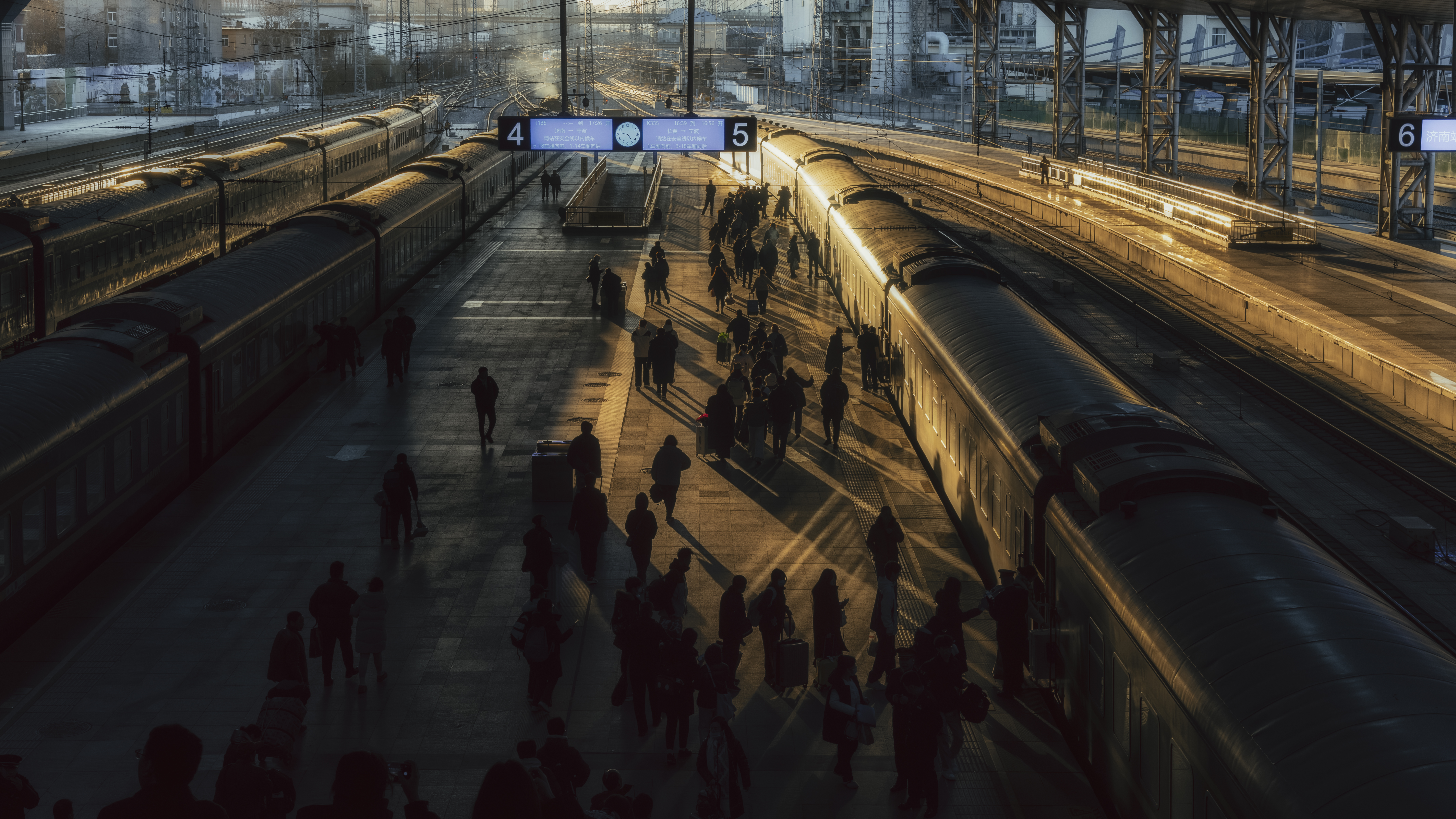 Homeward at Dusk: The Sunset Platform, Reflecting China's Migration Wave: Population mobility stimulates the vitality of development, but also exposes fairness challenges such as regional disparities and uneven resource distribution. Development needs to be inclusive and shared. By leveraging policies to guide the downward flow of resources and new infrastructure construction, the gaps can be bridged, enabling more people to participate and share the fruits of growth. Moreover, social progress should not be limited to the economy but should benefit every corner in aspects such as education, healthcare and public services. The individual's journey home is connected to the social vision – development and fairness are like a knife and a whetstone. Only by grinding against each other can the barriers be broken, allowing every striver to share the fruits, embracing a more balanced dawn, and making the development of society more sustainable and universal. /Wu Tianci