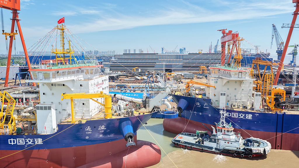 The two Chinese-built mega dredgers Tongjun (L) and Junguang. /VCG