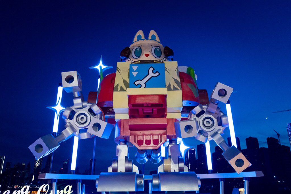 A giant cyberpunk-style Labubu is seen at the Changjiahui Shopping Park in Chongqing on August 26, 2025. /VCG
