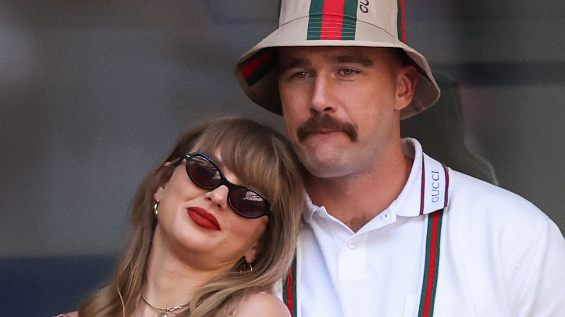La estrella de la música pop Taylor Swift (L) y el reproductor de la NFL Travis Kelce (R) asisten a los hombres del US Open